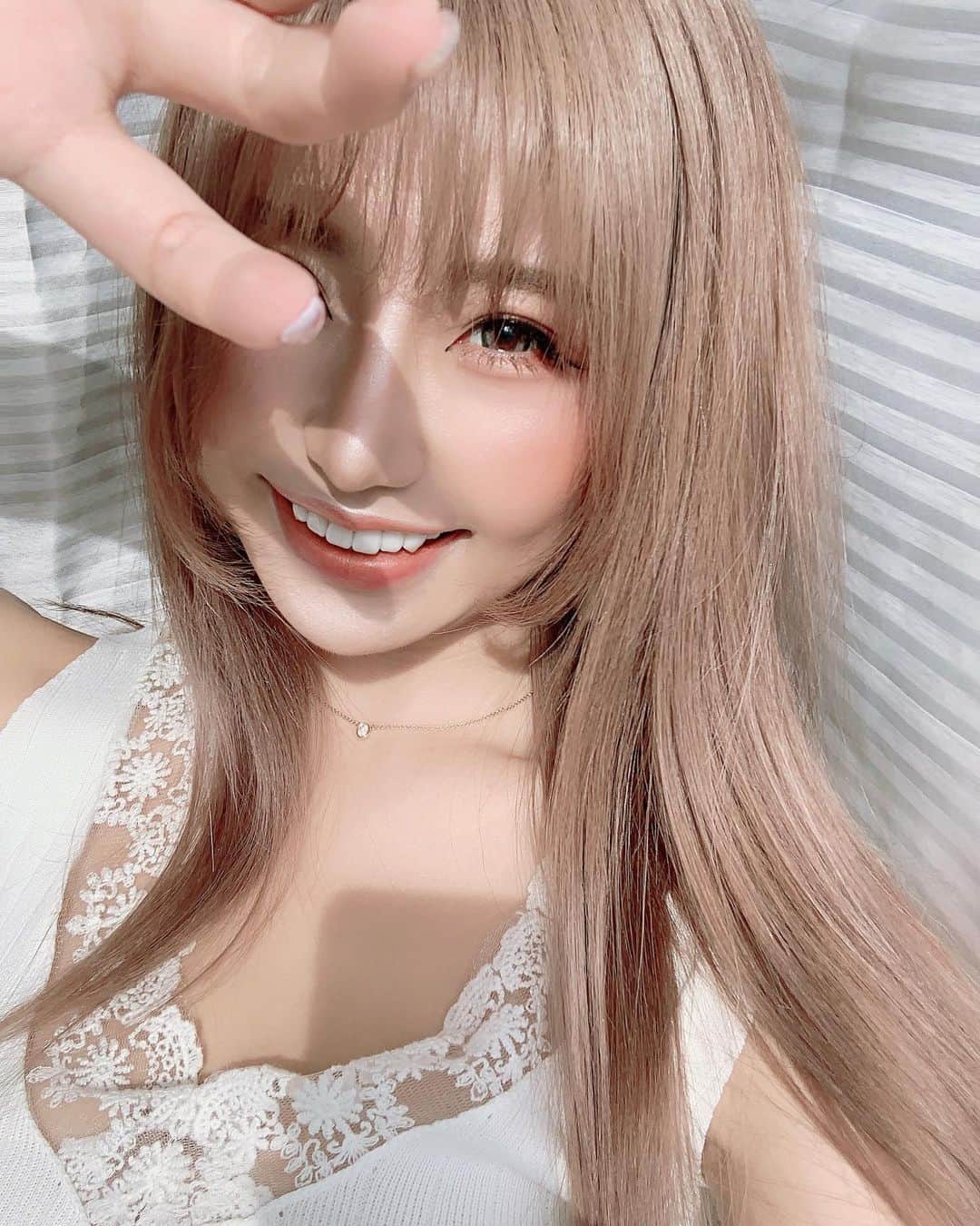 春咲ひなたのインスタグラム：「おはーよ💗 . . #太陽#眩しい#にこにこ#笑顔#あざとい#透明感女子#笑顔が一番 #東京#新宿#歌舞伎町#キャバ嬢#もはや#元キャバ嬢#マツエク#春咲ひなた#YouTube#youtuber . YouTubeに関する問い合わせ先♡  株式会社YEEELL 〒150-0002  東京都渋谷区渋谷3-27-11 祐真ビル新館5F  info@yeeell.jp」