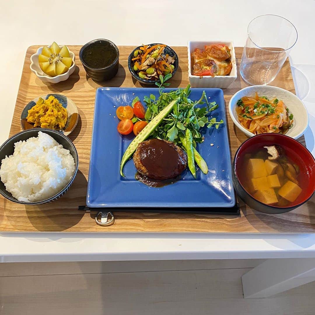 姫野れみのインスタグラム：「#石毛家の食卓 👨🏿‍🍳♡  ハンバーグの付け合わせのクレソンは、 肉の消化を助け、抗菌作用、疲労回復、貧血予防 食欲増進などさまざまな働きがある この時期には特に取りたいスーパーフード✨  お酢をたっぷり入れた鮭の南蛮漬けは 夫にとっても好評だったので色んな魚で 作っていこうと思います☺️  かぼちゃと生ハムのデリ風サラダは 美味しかったので続けてまた作りました😂  🍳#ハンバーグ 🥗#クレソンのサラダ 🐟#鮭の南蛮漬け 🐓#ささみとひじきと枝豆のサラダ 🎃#かぼちゃと生ハムのデリ風サラダ 🌊#もずく酢 🍅#トマトバジルのチーズ焼き 🍚#白米 🍲#豆腐とオクラと椎茸のスープ 🥝#ゴールドキウイ  #サッカー選手のごはん #アスリートフードマイスター #アスリート飯 #料理 #和食 #夕食 #夕飯 #夜ご飯 #晩ごはん #夜ご飯 #夜ごはん #和食ごはん #手作り料理 #手作りごはん #おうちごはん #レシピ #dinner #food #cooking」