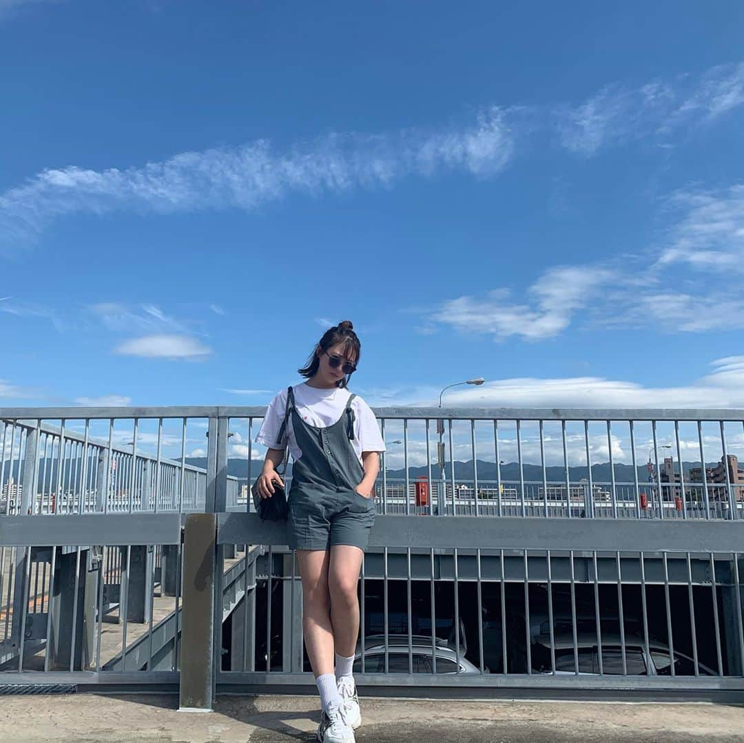 塚本美玲のインスタグラム：「天気良すぎた😎﻿ ﻿夏の雲大好き！☁️ ﻿ ﻿ photo by弟﻿ ﻿ #おちびコーデ﻿ #ゆるい日﻿ #私服は基本楽﻿」