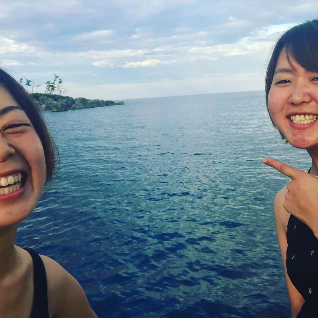 根岸えまのインスタグラム：「さいきん、まいにち、うみ。  おかげさまで 朝からずっと忙しくて 暑くて暑くて暑くて どうしようもなくて 仕事おわりに 唐桑の海で #たづぼんこ がここのところの日課。  うみに飛び込むと 昼間の暑さも疲れも ぜーんぶスッキリ！  そのあとに スッキリして 仕事ができる。  と思いきや シャワーを浴びて きもちよくなって ついビールを飲んで つかれて寝ちゃう。  あーーー ごめんなさい  でもこの時間があるから 今日も元気に 生きています  明日もがんばっぺー  #からくわ #karakuwa #気仙沼 #kesennuma #penturn  #半島移住 #移住style #ペンターン女子 #ペンターン女子の仕事おわり #たづぼんこ #さいきんはたづぼんこスポットを開拓するのがたのしみ #からくわさいこう #だいすき #毎日しあわせ」