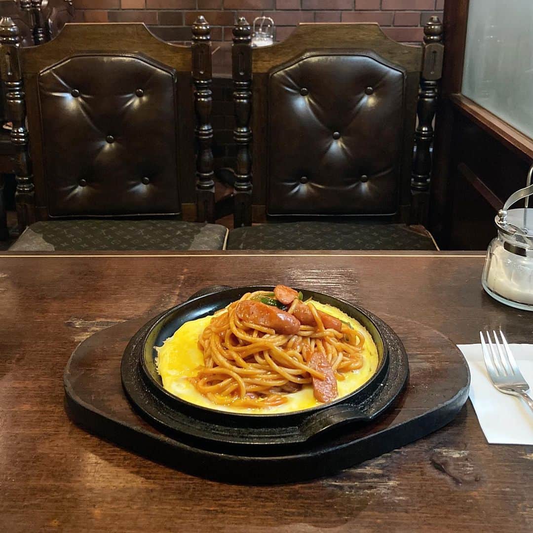 __784__さんのインスタグラム写真 - (__784__Instagram)「. ジュワジュワ〜と音を立てて運ばれてくるナポリタン🍝 濃いめのソースがよく絡む熱々の太麺を、はふはふしながら頬張った。岐阜はディープな喫茶店が沢山あって、本当に楽しい。  #喫茶店探訪記」8月13日 20時27分 - ___nk1029