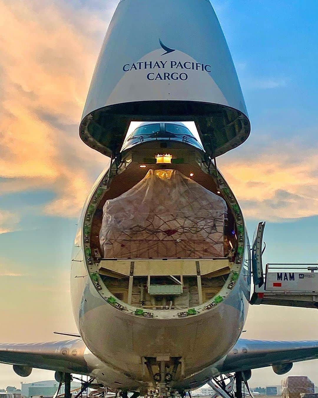 キャセイパシフィック航空さんのインスタグラム写真 - (キャセイパシフィック航空Instagram)「Open wide! Did you know that we have 14 Boeing 747-8F aircraft in our Cargo fleet? Each of them holds an impressive maximum payload of approximately 135,000 kg – that’s the same weight as about 108,000 bottles of wine!⠀ ⠀ 大家知不知道我們的貨運機隊擁有14架波音747-8F貨機？當中每一架的最高徵費載重量可達135,000公斤，即相等於約108,000支餐酒的重量！⠀ ⠀ 📸: @brands748⠀ ⠀ #cathaypacific #MoveBeyond #cargo #boeing747 #queenoftheskies⠀」8月13日 18時55分 - cathaypacific