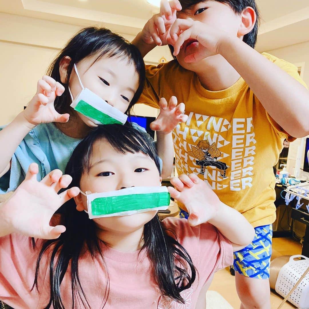 高村凛のインスタグラム：「鬼滅の刃ごっこ😂  マスク使ってリメイクしていた👍  竹を噛んでいると鬼にならないらしく、、 ストーリーがいまいちわかっていない私😂😂😂😱  コラボのユニクロTシャツも買いました😆😂  #鬼滅の刃 #鬼滅の刃ごっこ」