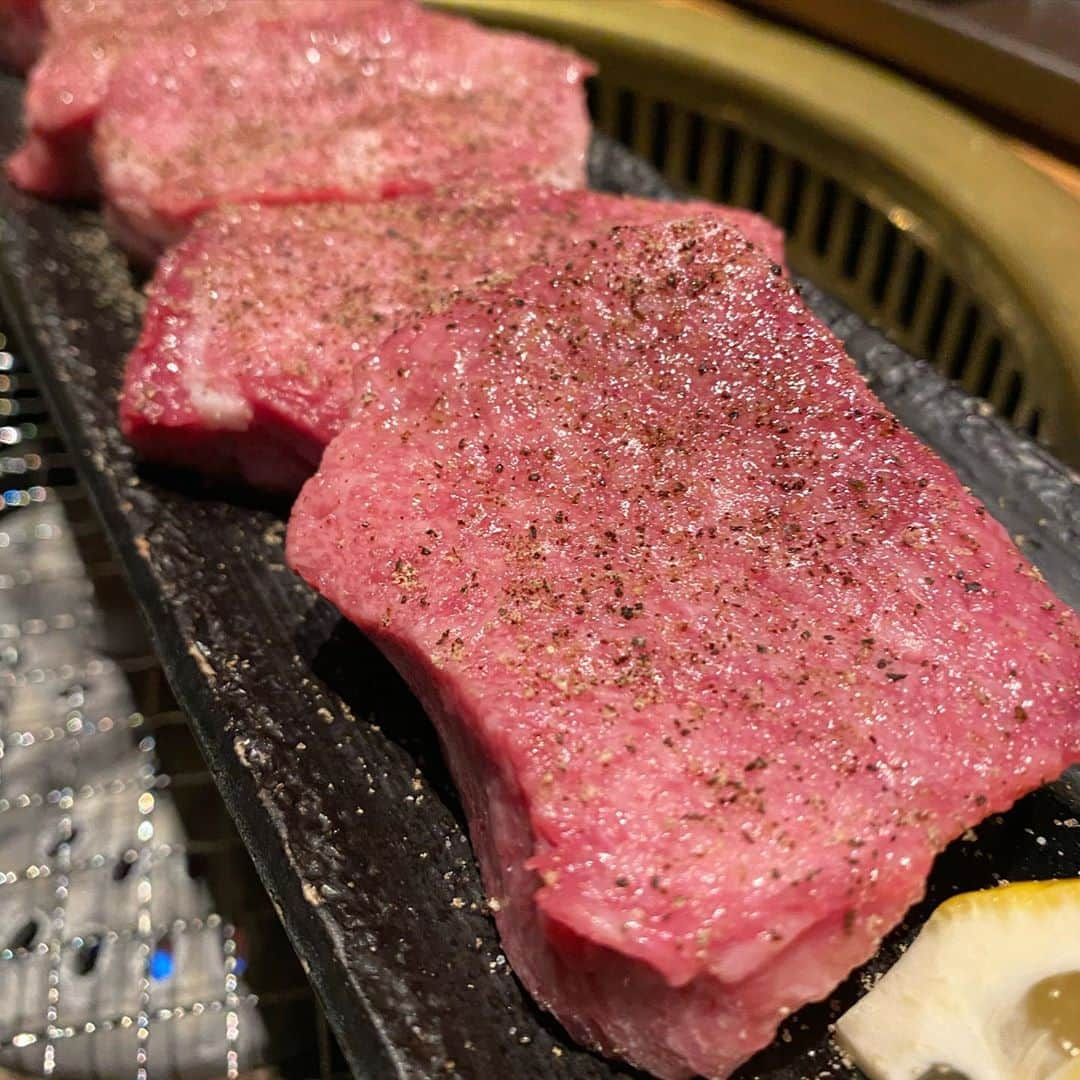 東京肉レポートさんのインスタグラム写真 - (東京肉レポートInstagram)「「Cossott’e sp」はまずこの3種から！ハラミも厚切り上タンもかなり美味しかった〜！ ﻿ 価格帯：8,000〜15,000円﻿ オススメメニュー：ハラミ、ロース、〆各種 ﻿ Respectful foodies gathered and celebrated my birthday at “Cossott’e sp” ! It was so fun that we spent pretty long time there ! Thank you very much !  #コソットsp #麻布十番 #麻布十番グルメ #焼肉 #肉 #和牛 #グルメ #東京肉レポート #肉レポ #おうちで和牛 #cossottesp #azabujuban #yakiniku #wagyu #beef #instafood #tokyo #tokyo_wagyu_report」8月13日 18時57分 - tokyo_wagyu_report