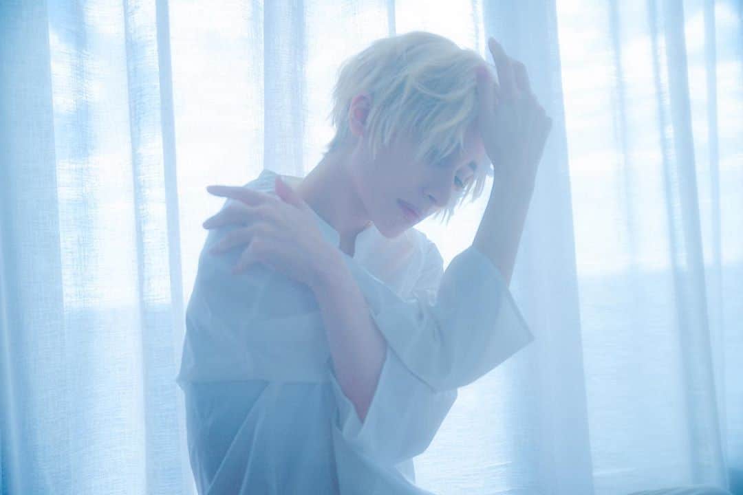 ナイトのインスタグラム：「φως ☀️ Light • @knitecoser  Photo 📷 • @kamekoc10photography Can you believe we shot this in my bedroom? C10 is really professional and talented, taking such amazing photos!」