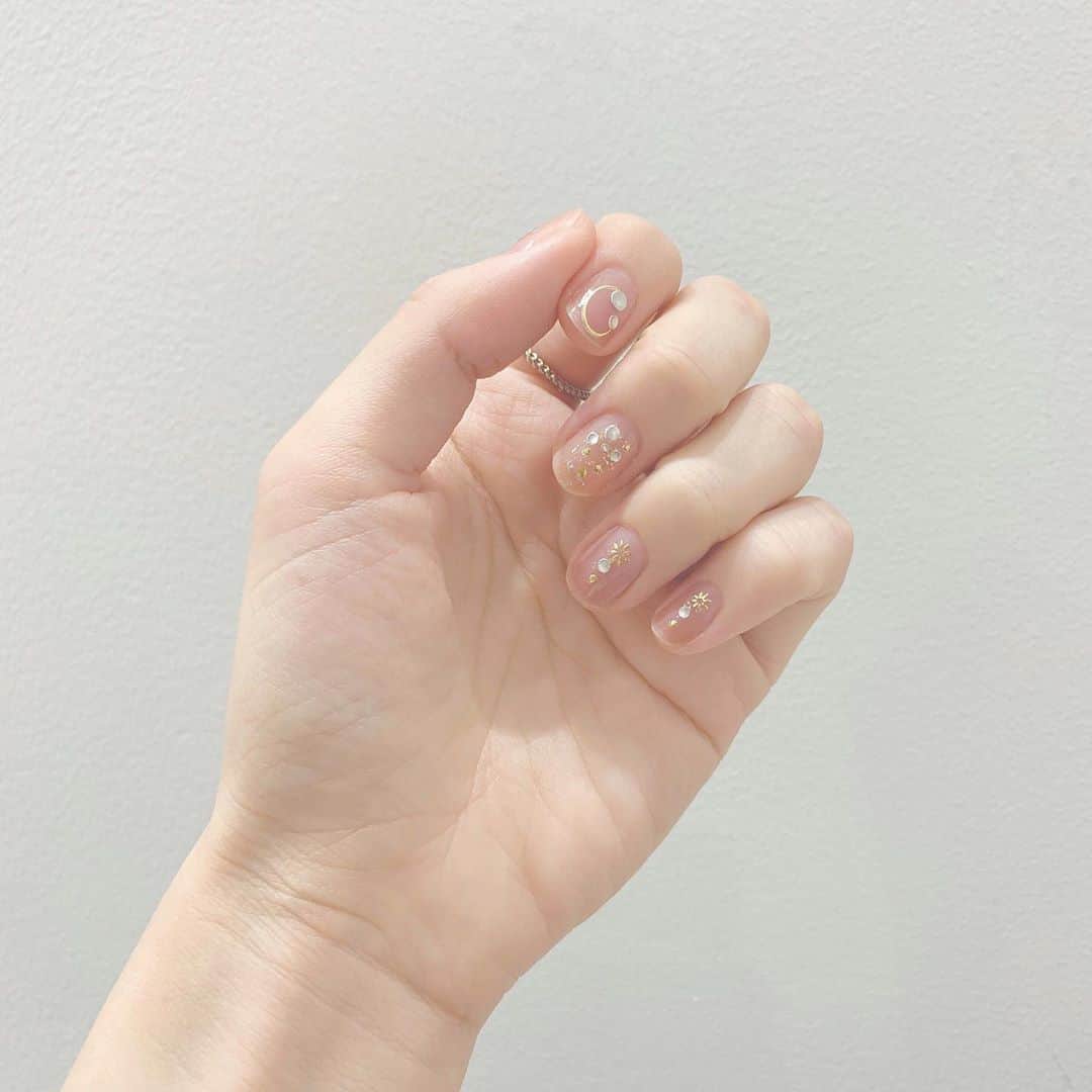 八木沙季のインスタグラム：「💅💅 . newネイル♡ 今回もネイルシールです☺️ 150円くらい！笑 激安セルフネイル！！ .」