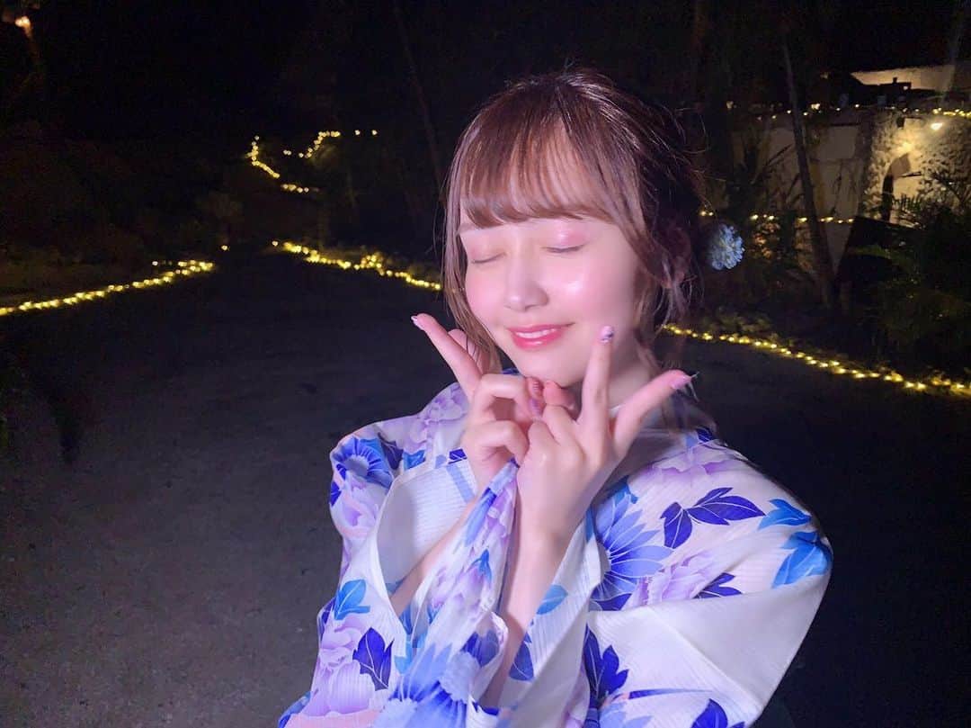 大川莉央のインスタグラム：「﻿ 浴衣👘✨﻿ 白地に青と紫の花柄かわいい〜🤍 あとは水着のオフショットばっかりなので﻿ ファニコンに載せます👙﻿ ﻿ #宮古島 #写真集 #オフショット #浴衣」