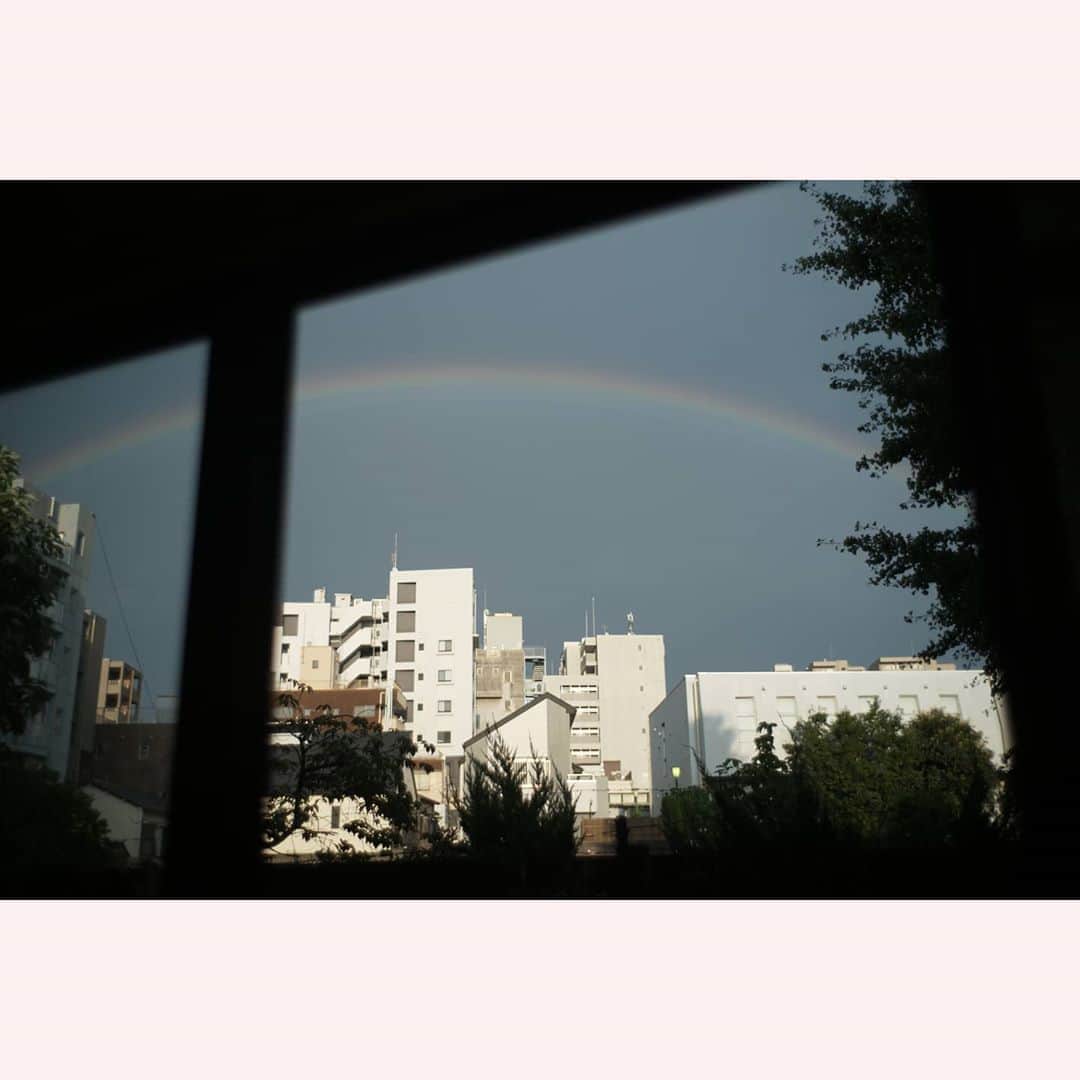 のインスタグラム：「ひどい雨のあと これは虹が出るんじゃ？と思ったら 目の前にドーンと！  #tokyocameraclub#leica#leicam10p#summilux#summilux35#summilux35mm2nd#oldlens#ライカ#ライカm10p#ズミルックス#ズミルックス35mm#オールドレンズ#tokyo#japan#oldlens_tokyo#花澄#kazumiphotography#虹#rainbow」