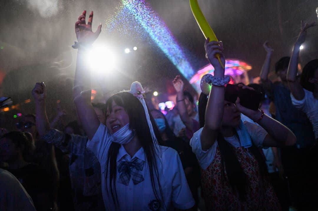 AFP通信さんのインスタグラム写真 - (AFP通信Instagram)「AFP Photo 📷 @hectorretamalphotographer - Shadow of coronavirus slowly lifts from epicentre Wuhan -⁣ .⁣ Fans dancing at an electronic music festival, long lines at breakfast stands, gridlocked traffic -- the scenes in coronavirus ground zero Wuhan these days would have been unthinkable in January.⁣ .⁣ The central Chinese city's recovery after a 76-day lockdown was lifted in April has brought life back onto its streets.⁣ .⁣ The queues snaking outside breakfast stands are a far cry from the terrified crowds that lined up at the city's hospitals in the first weeks after the city was quarantined in January to curb the spread of COVID-19.⁣ .⁣ The hazmat suits and safety goggles that were once the norm have given way to umbrellas and sun hats as tourists shield themselves from the scorching summer sun, posing for photos in front of the city's historic Yellow Crane Tower.⁣ .⁣ But all is not back to normal.⁣ .⁣ Business remains slow in Wuhan, a city of 11 million people where the coronavirus was first detected late last year before it unleashed a global pandemic. #wuhan #wuhanchina」8月13日 19時01分 - afpphoto