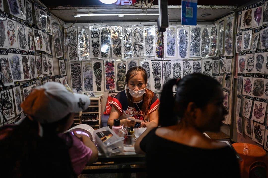 AFP通信さんのインスタグラム写真 - (AFP通信Instagram)「AFP Photo 📷 @hectorretamalphotographer - Shadow of coronavirus slowly lifts from epicentre Wuhan -⁣ .⁣ Fans dancing at an electronic music festival, long lines at breakfast stands, gridlocked traffic -- the scenes in coronavirus ground zero Wuhan these days would have been unthinkable in January.⁣ .⁣ The central Chinese city's recovery after a 76-day lockdown was lifted in April has brought life back onto its streets.⁣ .⁣ The queues snaking outside breakfast stands are a far cry from the terrified crowds that lined up at the city's hospitals in the first weeks after the city was quarantined in January to curb the spread of COVID-19.⁣ .⁣ The hazmat suits and safety goggles that were once the norm have given way to umbrellas and sun hats as tourists shield themselves from the scorching summer sun, posing for photos in front of the city's historic Yellow Crane Tower.⁣ .⁣ But all is not back to normal.⁣ .⁣ Business remains slow in Wuhan, a city of 11 million people where the coronavirus was first detected late last year before it unleashed a global pandemic. #wuhan #wuhanchina」8月13日 19時01分 - afpphoto