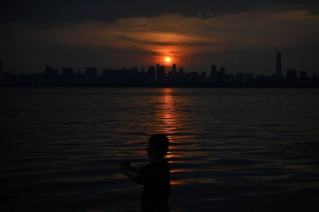 AFP通信さんのインスタグラム写真 - (AFP通信Instagram)「AFP Photo 📷 @hectorretamalphotographer - Shadow of coronavirus slowly lifts from epicentre Wuhan -⁣ .⁣ Fans dancing at an electronic music festival, long lines at breakfast stands, gridlocked traffic -- the scenes in coronavirus ground zero Wuhan these days would have been unthinkable in January.⁣ .⁣ The central Chinese city's recovery after a 76-day lockdown was lifted in April has brought life back onto its streets.⁣ .⁣ The queues snaking outside breakfast stands are a far cry from the terrified crowds that lined up at the city's hospitals in the first weeks after the city was quarantined in January to curb the spread of COVID-19.⁣ .⁣ The hazmat suits and safety goggles that were once the norm have given way to umbrellas and sun hats as tourists shield themselves from the scorching summer sun, posing for photos in front of the city's historic Yellow Crane Tower.⁣ .⁣ But all is not back to normal.⁣ .⁣ Business remains slow in Wuhan, a city of 11 million people where the coronavirus was first detected late last year before it unleashed a global pandemic. #wuhan #wuhanchina」8月13日 19時01分 - afpphoto