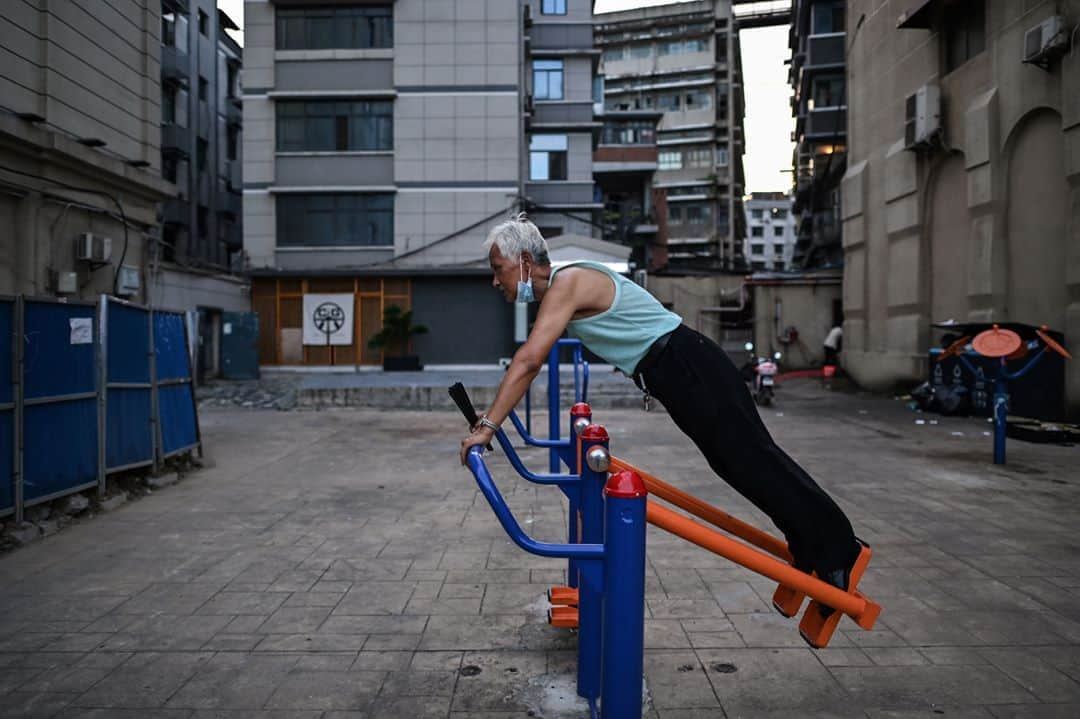 AFP通信さんのインスタグラム写真 - (AFP通信Instagram)「AFP Photo 📷 @hectorretamalphotographer - Shadow of coronavirus slowly lifts from epicentre Wuhan -⁣ .⁣ Fans dancing at an electronic music festival, long lines at breakfast stands, gridlocked traffic -- the scenes in coronavirus ground zero Wuhan these days would have been unthinkable in January.⁣ .⁣ The central Chinese city's recovery after a 76-day lockdown was lifted in April has brought life back onto its streets.⁣ .⁣ The queues snaking outside breakfast stands are a far cry from the terrified crowds that lined up at the city's hospitals in the first weeks after the city was quarantined in January to curb the spread of COVID-19.⁣ .⁣ The hazmat suits and safety goggles that were once the norm have given way to umbrellas and sun hats as tourists shield themselves from the scorching summer sun, posing for photos in front of the city's historic Yellow Crane Tower.⁣ .⁣ But all is not back to normal.⁣ .⁣ Business remains slow in Wuhan, a city of 11 million people where the coronavirus was first detected late last year before it unleashed a global pandemic. #wuhan #wuhanchina」8月13日 19時01分 - afpphoto