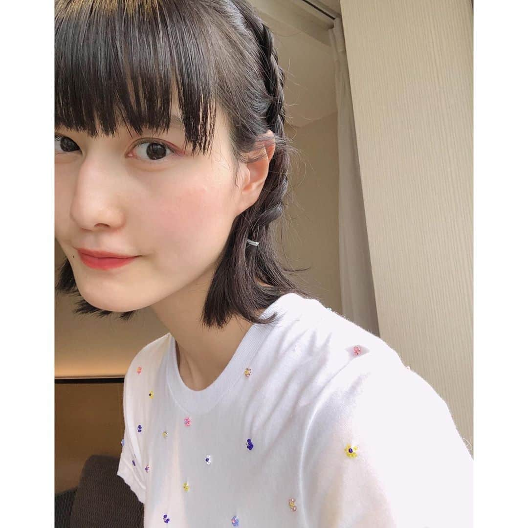 橋本愛さんのインスタグラム写真 - (橋本愛Instagram)「ピンクのお化粧とみつあみがめちゃんこかわいかったよお〜〜🎀･:*+.\(( °ω° ))/.:+🎀  前髪また自分で切ったよ さっきの夕焼けすごかったなあ 虹も見れたし みんなは見れたかな  あ〜夏って 海も最高だし家でゲームも最高だしアイス食べてもお腹壊さないし 最高だな〜♡🍉🌊」8月13日 19時05分 - ai__hashimoto