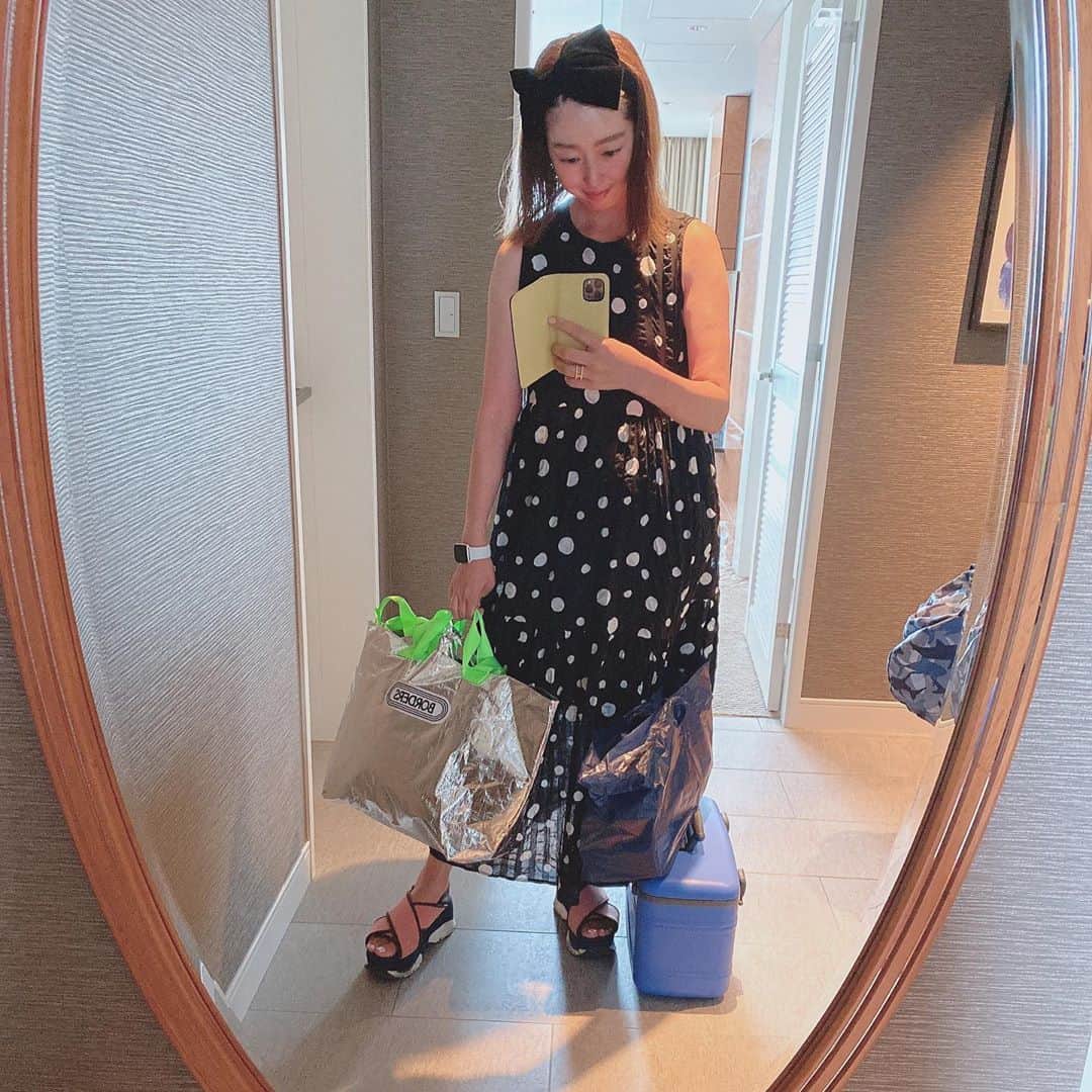 のインスタグラム：「この夏のヘビロテコーデ😆 この @obli_official のワンピースは、シワにもならないしふんわり着れるから、食べてお腹ぽっこりもきにならないし、とにかく着ていて楽ちん💕そして、今回はこの夏これまたこれしか持っていないかも！？の @bordersatbalcony_official のシルバーのバッグ👜こちらは中サイズ‼️プールに行ったりするのに最適‼️と、思って買ったのになかなか出番なく…ようやく使えた中サイズ💕 そんなこんなで、本日は仕事が夕方からだったからそれまで、ちょいといつもと場所を変えて気分転換❤️ ヘッドバンドは、これまた便利すぎて使用頻度かなり高めの @stellarhollywood のもの❤️  ではでは、あと一つ打ち合わせ頑張りまーす❤️  #summer #shorttrip #ashiya #obli #stellahollywood #bordersatbalcony #ootd #shiba_u」