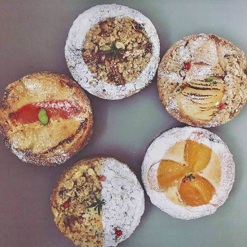 TODAY'S SPECIALさんのインスタグラム写真 - (TODAY'S SPECIALInstagram)「＜MARKETのお知らせ＞ . 各地のつくり手さんから届く「焼き菓子やパンの販売」を少しずつですが再開しています。今週は焼き菓子が並びます。 . ■Shibuya  おやつやcoe 焼き菓子の販売 8月15日（土） .　　　 ■Hibiya  WOLD PASTRIES 焼き菓子の販売 8月15日(土)  . ---------------------------- *なくなり次第終了です。 *詳細はトップURLからご確認ください。 →@cibone_ts . #todaysspecial #トゥデイズスペシャル #東京ミッドタウン日比谷 #渋谷ヒカリエ」8月13日 19時06分 - cibone_ts