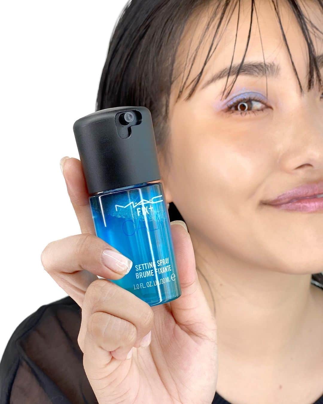M∙A∙C Cosmetics Japanのインスタグラム：「【明日全店発売】 M･A･Cで人気のミストタイプの化粧水“フィックス＋”から、7種の香りがミニサイズで限定登場✨ #MACFixPlusVibes #MACフィックスプラスバイブス ㅤ ブルーベリーとジャスミンのすっきりとしたメロウな香りで夏の肌をクールダウン✨ ㅤ *公式オンラインショップ先行販売中 ㅤ 【公式オンラインショップ限定特典】 ☑︎8月24日(月)23:59まで全品送料無料 ☑M·A·C 公式オンラインショップにて、新発売のFIX+ VIBESコレクション製品、または対象コレクション製品を含む7,700円(税込)以上のご購入でポーチプレゼント。なくなり次第終了。 ㅤ対象コレクション : M·A·C TEYANA TAYLOR / KAKAO FRIENDS X M·A·C / M·A·C MAKER / SELENA LA REINA / FIX+ VIBES ☑︎お好きなM･A･Cアイシャドウもしくはアイベースを含む税込5,500円以上ご購入で、マスカラのサンプル(1g)をプレゼント！ ※なくなり次第終了 ☑︎初回ご購入のお客様へ10% OFFクーポンをプレゼント （クーポンコードwelcome） ㅤ #MACCosmeticsJapan #MACCosmetics #MAC #MACコスメ #マックコスメ #コスメ#コスメ紹介#コスメ好き #夏メイク#化粧水#ミスト#ミスト化粧水#潤い#保湿#保湿ケア#スキンケア#セルフケア#しっとり #スキンケアマニア#スキンケア用品#スキンケア大好き#スキンケア紹介#保湿化粧水#透明感#潤い肌」