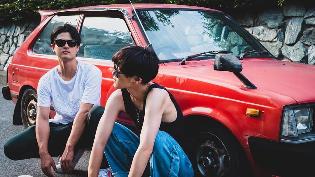 YUTAのインスタグラム：「夏の海はイケイケなお兄さんお姉さんが多くてちょっと怖い🤣 俺もイッシーも熱海で育ったのに…全然泳いでないね🏊‍♂️笑  #UNIONE #YUTA」
