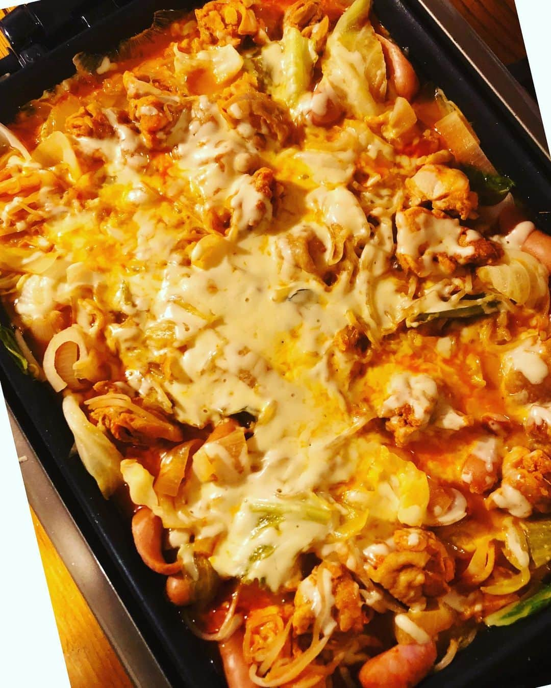 堤太輝のインスタグラム：「『치즈닭갈비　チーズタッカルビ』 お家のホットプレートでいったった😁  こりゃ簡単だ👍 ホットプレートに野菜のせて、鶏肉味付けして、蓋しめて、チーズぶっかけて終了🙌  子供達も大ペロリン✨  鶏肉と野菜とチーズたっぷり🧀  自宅に鉄板焼き屋さんのテーブルに鉄板引っ付いてるやつ欲しいw  ホットプレートを出してまた奥にしまうのが面倒だから数日はホットプレートで過ごした1日目🗓  #치즈닭갈비 #핫플레이트요리  #チーズタッカルビ #韓国料理 #韓国料理を作る  #韓国料理大好き  #鶏肉料理 #鶏肉 #韓国料理好きな人と繋がりたい  #お家で韓国料理  #おうちごはん  #家で韓国料理 #韓国好きな人と繋がりたい  #韓国好きな人と仲良くなりたい  #簡単レシピ  #簡単料理 #簡単料理レシピ #ホットプレート #ホットプレート料理  #ホットプレートごはん  #ホットプレートチーズタッカルビ #ホットプレートで韓国料理 #ホットプレート大好き #チーズ大好き #早く韓国行きたいんですけどw」