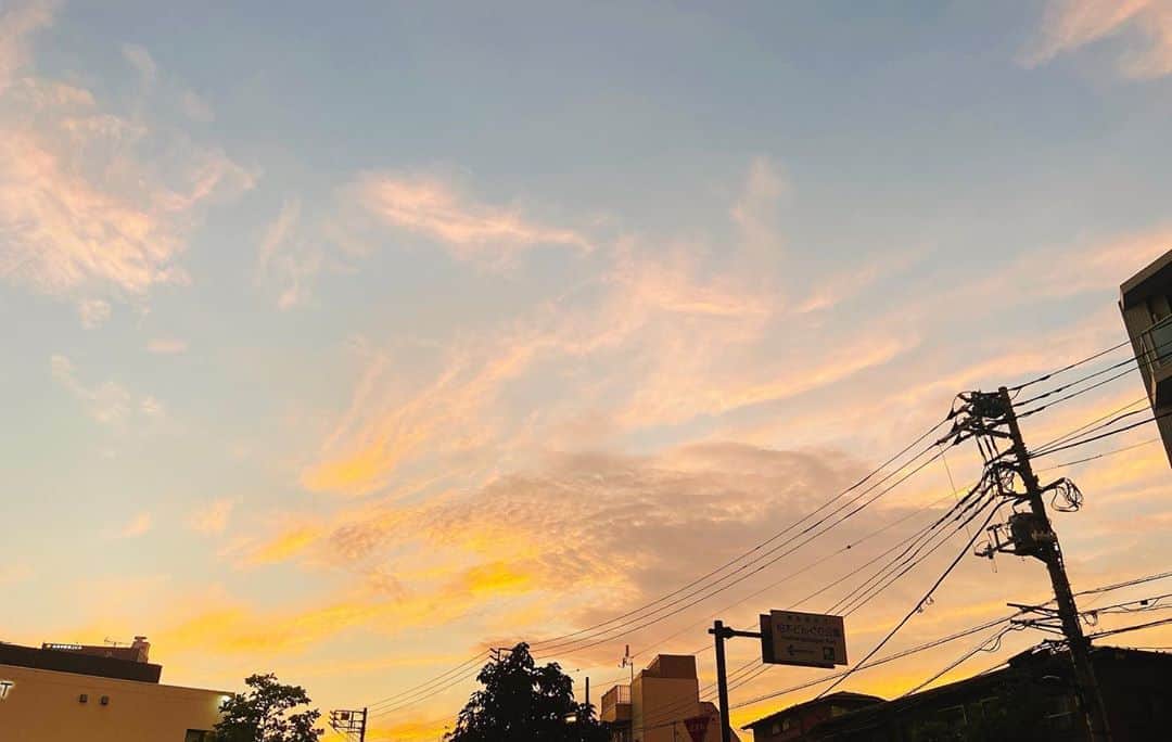 唯月ふうかさんのインスタグラム写真 - (唯月ふうかInstagram)「お稽古終わり、いつもお空が綺麗で、キャストさん数人と眺めてから帰るのが日課です。  #空 #神秘的 #夕日 #VIOLET」8月13日 19時09分 - fuka_yuduki