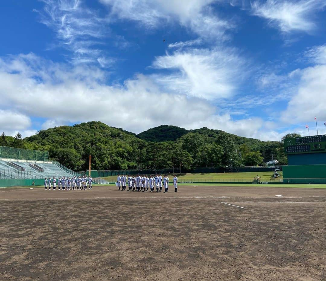 五十幡裕介さんのインスタグラム写真 - (五十幡裕介Instagram)「令和2年北海道高等学校野球大会 国際情報が2年連続、南北海道大会で準優勝となった。 去年7月21日、北照との延長14回の激闘から早一年。 今年も「1」を背負っていたのは、原田航介投手だった。 南北海道大会に入ってから、 札幌日大戦、東海大札幌戦、駒大苫小牧戦、 そのほとんどを背番号1が右腕を振り続け、勝ち進んできた。 今大会導入された、1週間500球の「球数制限」。 決勝を一人で投げ抜くのが難しいことは、 チームの誰もがわかっていた。 だからこそ、1番を打つ片野晴允選手や5番の高橋瑠斗選手は、 「原田のために打って勝つ」と話していた。 決勝戦の序盤、原田投手は点を取られながらも、 打線が札幌第一に食らいつく。 5回2アウトで、ついにリミットがやってきた。 「頼むぞ」と仲間に託し、マウンドを後にした。 残りのイニングを、同級生と後輩3人が必死に投げ抜いた。 それでも2年続けて、あと一歩届かなかった頂点。 試合後にさせてもらったインタビュー。 原田投手は、まず一言、 「やり切ったので、悔いはないです」と口にした。 「準優勝からの1年間、優勝だけを目指してやってきて、 最後こういう形で終わりましたけど、 やってきたことに意味がある」。 国際情報の仲間について聞かれた最後の質問。 「飛び抜けた選手はいないし、スターが揃っている訳でもない。 本当に一人ひとりが自分の役割を考え、 一体感を持って一生懸命粘り強くやってきたチームだと思うので…。 本当にこの3年生とやれて良かったなと思います」。 マウンド上では、ポーカーフェイスを貫き 相手バッターに鋭い視線を送っていたその目が、 わずかに潤んだように見えた。  #バーチャル高校野球 #高校野球 #生配信 #南北海道大会 #札幌 #円山球場 #札幌新川 #駒大苫小牧 #知内 #苫小牧中央 #東海大札幌 #北照 #札幌日大 #国際情報 #札幌大谷 #函大柏稜 #函館工業 #北海 #立命館慶祥 #鵡川 #札幌第一 #北海道科学大学 #HTB #アナウンサー #五十幡裕介 #実況」8月13日 19時19分 - htb_isohatayusuke