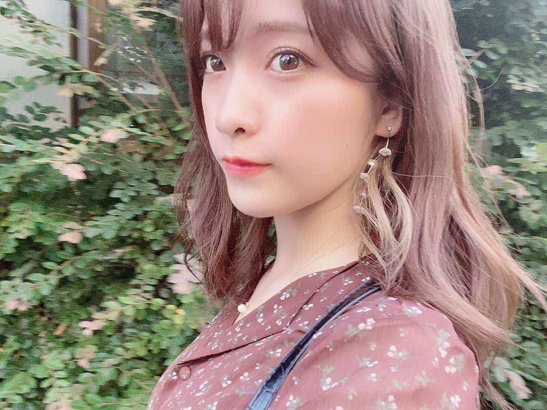 のインスタグラム：「最近は急に暑くなったので 熱中症に気をつけて たくさん水分とって休憩してください。  ピアス→3COINS カラコン→ @lilyanna.jp  ワンピース→ @heather_love_official   通販でのお買い物が増えてきました… ネットって便利ですね。  #Heather #カラコン #カラコン通販 #リリーアンナ #pr#ワンピース#イヤリングカラー#ヘリックス」