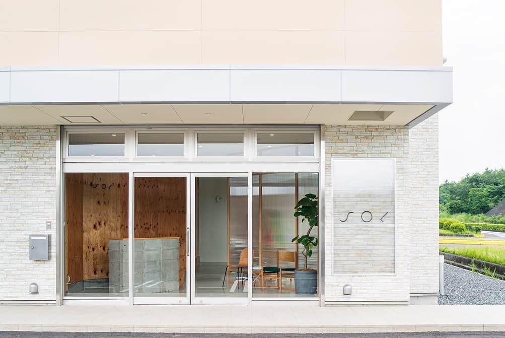 graf studioさんのインスタグラム写真 - (graf studioInstagram)「【 美容室「SOL」設計とグラフィックを担当 】   設計とグラフィックを担当した、和歌山県田辺にある美容室「SOL」がオープンしました。   「太陽のようなお店でありたい」というサロンコンセプトから、透過や反射、グラデーションなど、光が持つさまざまな効果を生かした空間構成を考えました。 「SOL」は、2014年に同県白浜にオープンした「INNOSENSE」に続いての展開です。  ディレクション：竹之内佳司子(graf)　 設計：黒越啓太(graf) グラフィック：向井千晶(graf)　 撮影：西岡潔  #SOL #innocence #美容院 #サロン #graf #grafstudio #graf設計部 #西岡潔 #和歌山 #白浜 #田辺市 #設計 #グラフィックデザイン #竹之内佳司子 #黒越啓太 #向井千晶」8月13日 19時14分 - graf.studio
