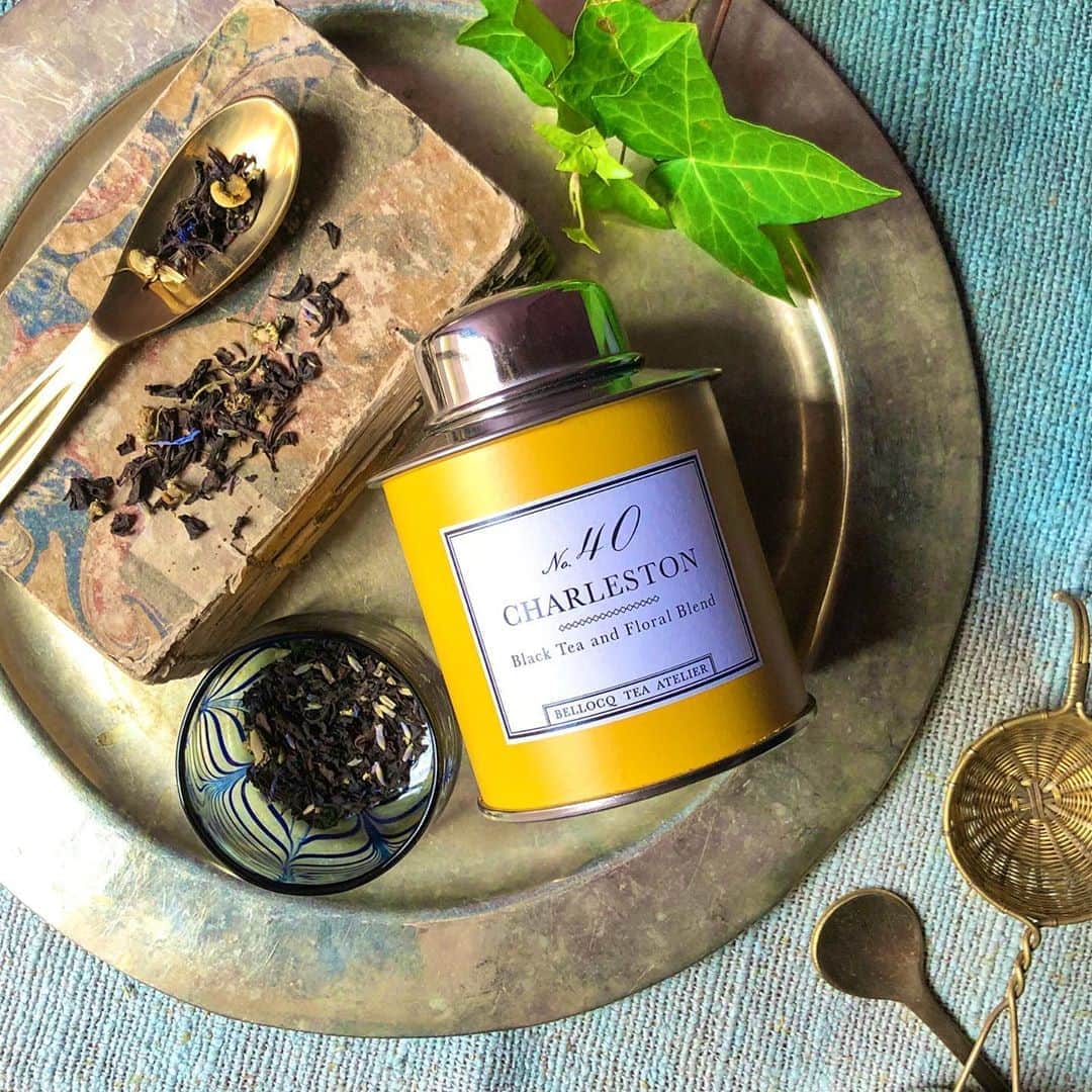 のインスタグラム：「【REARRIVAL】NYのティーブランドBELLOCQ TEA ATELIERより、茶葉が届きました。 カモミールが心地よく香るブラックセイロンティー「NO.40 CHARLSTON」や、ルイボスティーにカカオニブやシナモン、ミントを加えた「NO.42 LITTLE DICKENS」など人気の茶葉が揃っております。 キンと冷やした水出しアイスティーは、暑い夏のリラックスタイムにお勧めです。  #bellocq #bellocqteaatelier #べロック #tea  #hpdeco #hpdecoaosando #暮らし #アイスティー #水出し #水出しアイスティー」