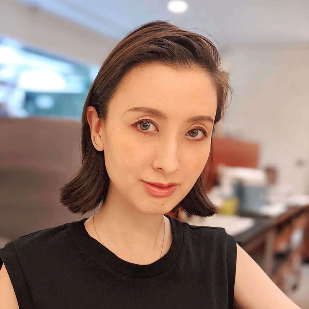 前田紀至子のインスタグラム：「来月4日発売のレ・メルヴェイユーズ ラデュレアイカラー コレクションがあまりに可愛かったので、久々にしっかりアイメイク。  二つの柔らかピンクとワインレッドは使い勝手抜群、更に締め色となるチャコールグレーが良い仕事してくれます。 引き続きちょいゴスが気分なので、グレーを目頭下まぶたに入れるという一寸トリッキーな使い方をしてみたのですが、どこかノーブルに仕上がってくれるのが流石ラデュレ。あとラデュレのアイシャドウって何故かぐんと目力が上がる気がする、不思議。  他、チークは最近こればかり使ってしまうスリー、マスカラはアイプチから11月に発売されるブラウンブラックカラーが最高。 目元を強めにした分、リップはNARSのオーガズムリップグロス（これ本当に好きで大事に使い続けてる）でヌーディに。  そしてベースは使う度に「ちょっとこれ天才では？」と思ってしまうシスレーの色付き乳液！  にしてみました。2枚目に載せています。  #lmladuree#レメルヴェイユーズラデュレ#threecosmetics#ナーズ#nars#sisley#紀至子美容#一生モノ#プラチナ#プラチナジュエリー」