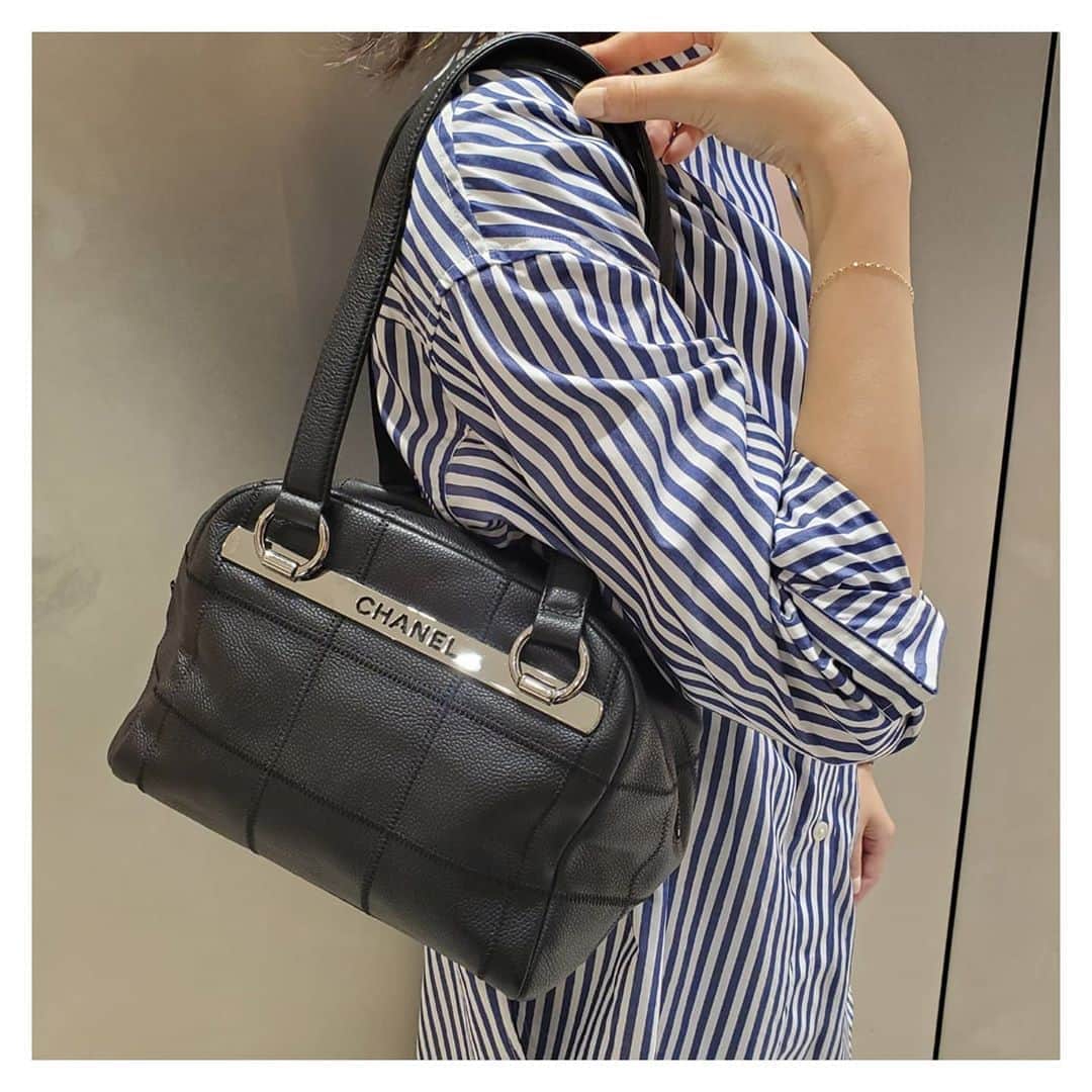のインスタグラム：「-名古屋タカシマヤゲートタワーモール店-  ～Vintage CHANEL BAG New Arrival～  お問い合わせ:052-589-8937 (営業時間10:00～21:00）  #hirob #hirobnagoyatgm #baycrews #vintage #vintagebag  #chanel  #vintagechanel #outfit  #chanelaccessories #coordinate  #ヒロブ #ベイクルーズ #ヴィンテージ #シャネル #シャネルバック　 #ヴィンテージショップ　 #90s #ヴィンテージシャネル #フォロー #大人コーデ #大人カジュアル #マトラッセ #ヴィンテージアクセサリー」