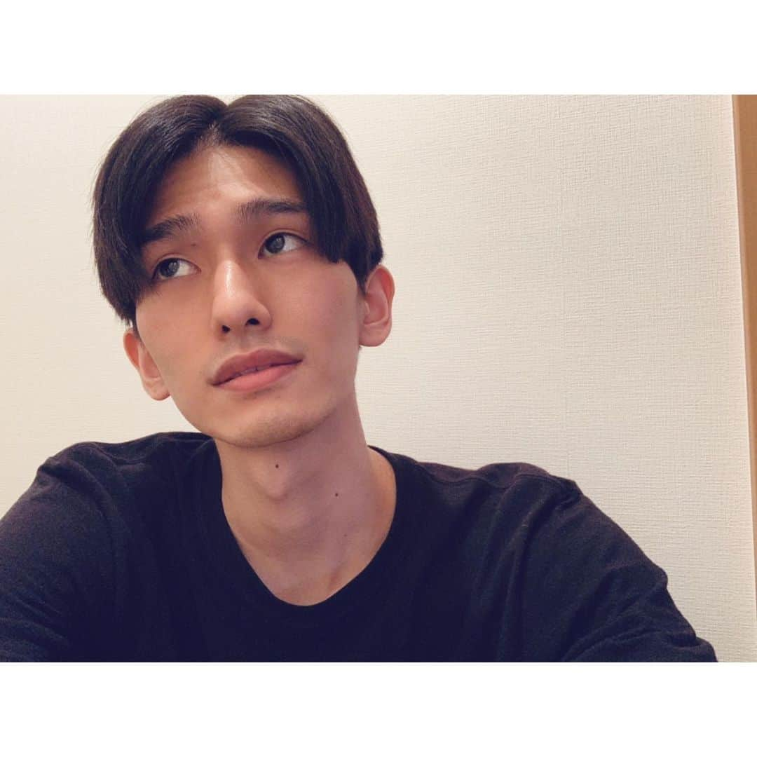 御堂耕平のインスタグラム：「・ 髪切りました〜🌻 ・ 涼しい〜🌻」