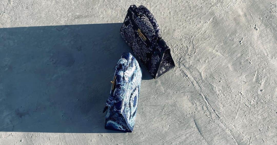 ジェイアーさんのインスタグラム写真 - (ジェイアーInstagram)「The Vintage Iconic Hermes Bag X Jay  Ahr Collection  Blues!!!  Kelly 28 “Tie Dye”, Tokyo, Japan 1987 Kelly 28 “Indigo”, Tokyo, Japan 1997  #hermes #jayahr #jonathanriss #kelly #birkin #constance #hermes #hermesbag #oneoff #vintage #embroidery #sustainable #Art #iconsxjayahr #everyhumanisanartist」8月13日 19時26分 - _jay_ahr_