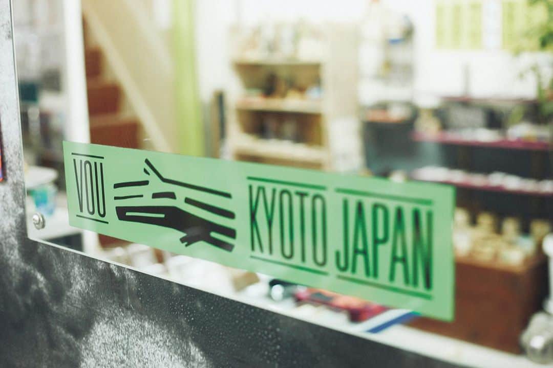 Perkmagazineさんのインスタグラム写真 - (PerkmagazineInstagram)「. KYOTO CRUISE  ヘアデザイナー京里さんと巡る 感性を刺激するホームタウン  過去から現在、未来へと紡がれる多くの文化が根付く一方で、新たなランドマーク［新風館］がオープンするなど、アップデートを続ける京都の新たな魅力を紹介。案内役は、東京の人気サロンでトップスタイリストとして活躍したのち、この秋地元である京都に戻り自身の店を立ち上げるヘアデザイナー･京里さん（ @kyori1203 ）彼女の豊かな感性を刺激するおすすめスポット、ぜひご覧ください！  @mememecoffeehouse @keiokairai  @voukyoto  @youlookgood_kyoto  @farmoon_kyoto  . . 詳細はPERK WEB（perk-magazine.com）をチェック！ . . @perkmagazine . . .  #perk  #perkmagazine  #fashion #beauty #stayhome  #京都 #mememe #keiokairai #vou #youlookgood #farmoon #京都旅」8月13日 19時26分 - perkmagazine