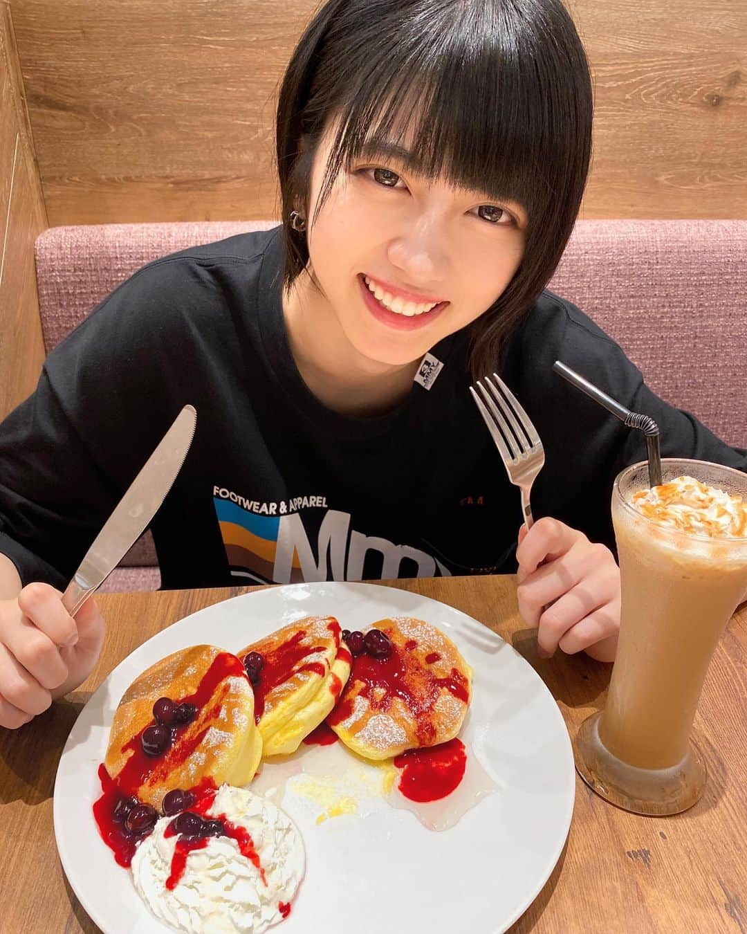 西野千明さんのインスタグラム写真 - (西野千明Instagram)「ちあきにかかれば秒ですよ🥞 . #pancakes #sweets #cafe #yummy #delicious #berries #miharayasuhiro #外ハネ #西野千明 #美味しい #いいね #ショートボブ #food #followｍe #l4l」8月13日 19時33分 - konnichaaaki