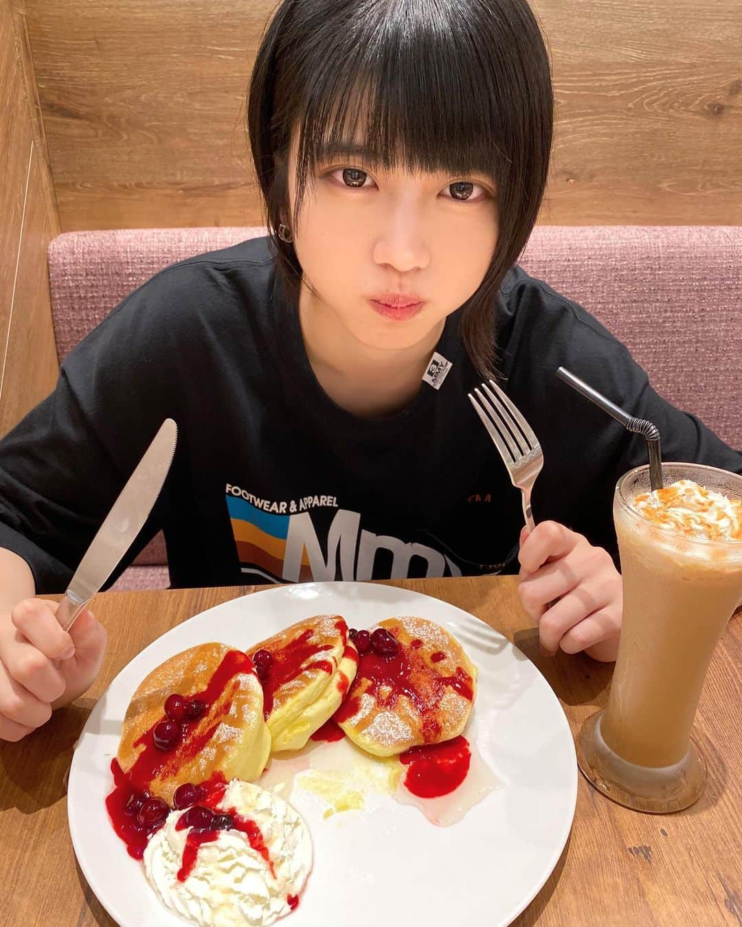 西野千明さんのインスタグラム写真 - (西野千明Instagram)「ちあきにかかれば秒ですよ🥞 . #pancakes #sweets #cafe #yummy #delicious #berries #miharayasuhiro #外ハネ #西野千明 #美味しい #いいね #ショートボブ #food #followｍe #l4l」8月13日 19時33分 - konnichaaaki