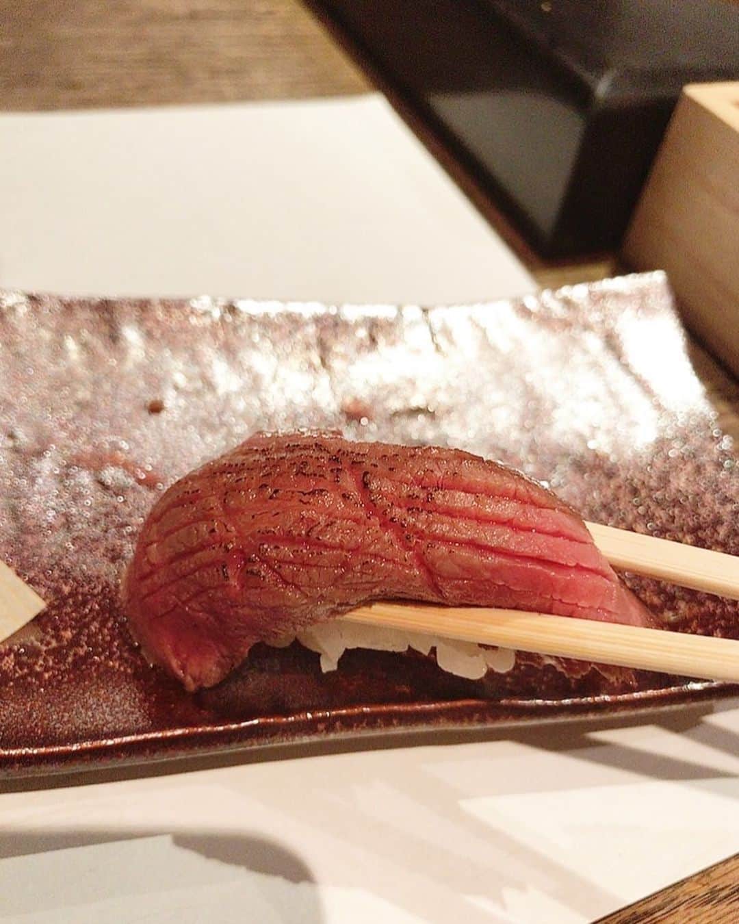 mahoさんのインスタグラム写真 - (mahoInstagram)「(*´꒳`*)🌸横にスワイプしてね👉 。 8月10日に！ #京都　の#烏丸御池　近くにある… 。 #松阪牛whats @matsusakabeefwhats が リニューアルしご招待頂き行ってきたよ❤️ 。 。 今回は#焼肉　コースを堪能 しました(　≖´౪≖｀)✨ 。 。 一枚一枚丁寧にお肉を焼き3種類のタレで食べるお肉… もうお肉が柔らかくて凄く美味しくて… #肉寿司　も最高でした🧸❤️ 。 。 幸せのひと時(*´꒳`*) また#ディナー　に行こう！ 。 。 。 。 。 。 。 。 。 。 ※ 全席個室部屋の換気システムを入れ替えコロナ対策も万全にしております。 。 。 。 。 。 。  京都室町　松阪牛 What's  。 。 。  #松阪牛whats #おにくのおすし #おにくのちらし#松坂牛#ワッツ#matsuzakabeefwhats  #京都#kyoto#烏丸御池#京都グルメ#グルメ#ランチ#食べ歩き#肉#焼肉#寿司#lunch#美味しい #fashion#モデル#グルメ女子  #ootd#美活#たんぱく質  #トレーニング#gym#格闘技#パーソナルトレーニング」8月13日 19時35分 - i.0ff1cia1._.m.ah.0