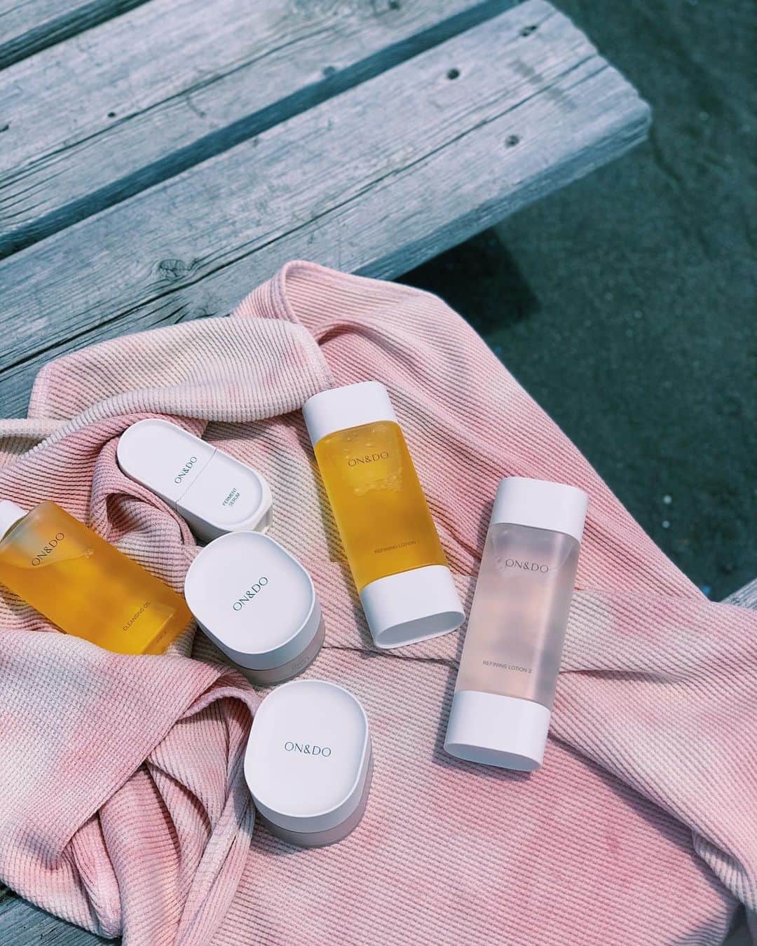 のインスタグラム：「🐚🌞🌿🌊 ・ ・ 私にとっての"vital" (活力)ってなんだろう。 沢山あるけど、海もその中の１つだなあとふと思った今日この頃。 ・ ・ 温肌をビューティコンセプトとしてつくられた、あたらしいビューティーブランド🌿 @onanddo_official ・ ・ すこやかな肌には本来の美しさを維持できる機能が整っているんだって🌞 ・ ・  ON&DOは「温肌」に着目したブランドで、私が去年2回も行った五島列島で育った椿から生まれた美容発酵液「温酵母」を配合してるんだよ🥰♥️ ・ なんだか縁を感じて使い始めたけど、 お肌がしっとりするし、とても肌との相性もいい❣️ デザインもオシャレでテンション上がる🌿✨ ・ ・ #ONandDO  #バイタルスキン #PR」