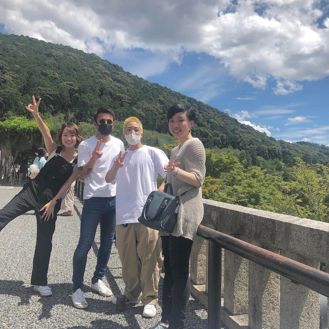 下川琴戸音のインスタグラム：「・ ・ 末っ子感がやばい  って言われた😂😂 てことで これから末っ子として可愛がれ() ・ ・ げんちゃんのサングラスと帽子のセット気に食わん。どっちかにして。なんやこれ中国人かい。(コロナ持ち込むな) ・ ・ ・ #京都 #京都観光 #京都旅行 #清水寺#お寺#kyoto #photo #instagood #instapic #instaphoto #kiyomizudera」