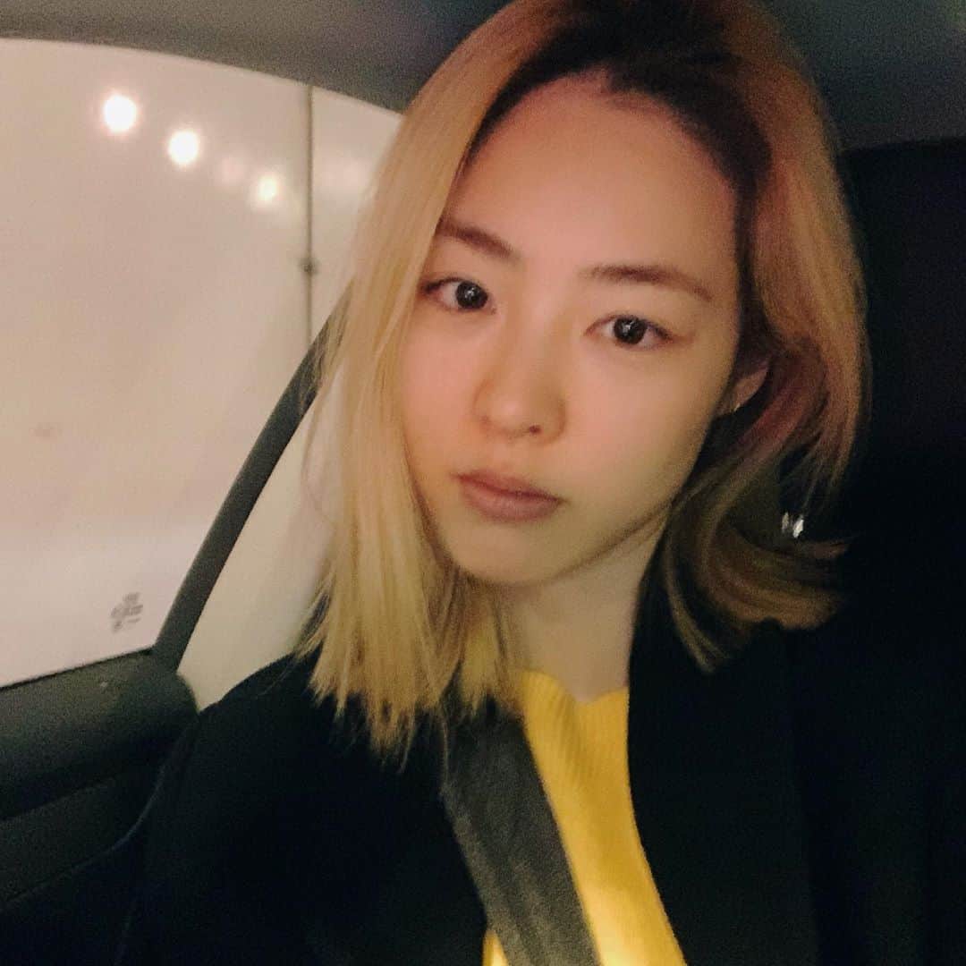 イ・ヨニのインスタグラム：「Mbc에서 8월14일부터 매주금요일 밤10시10분에 sf8 방송됩니다~.! 핑크머리 되기전. #만신#sf8」