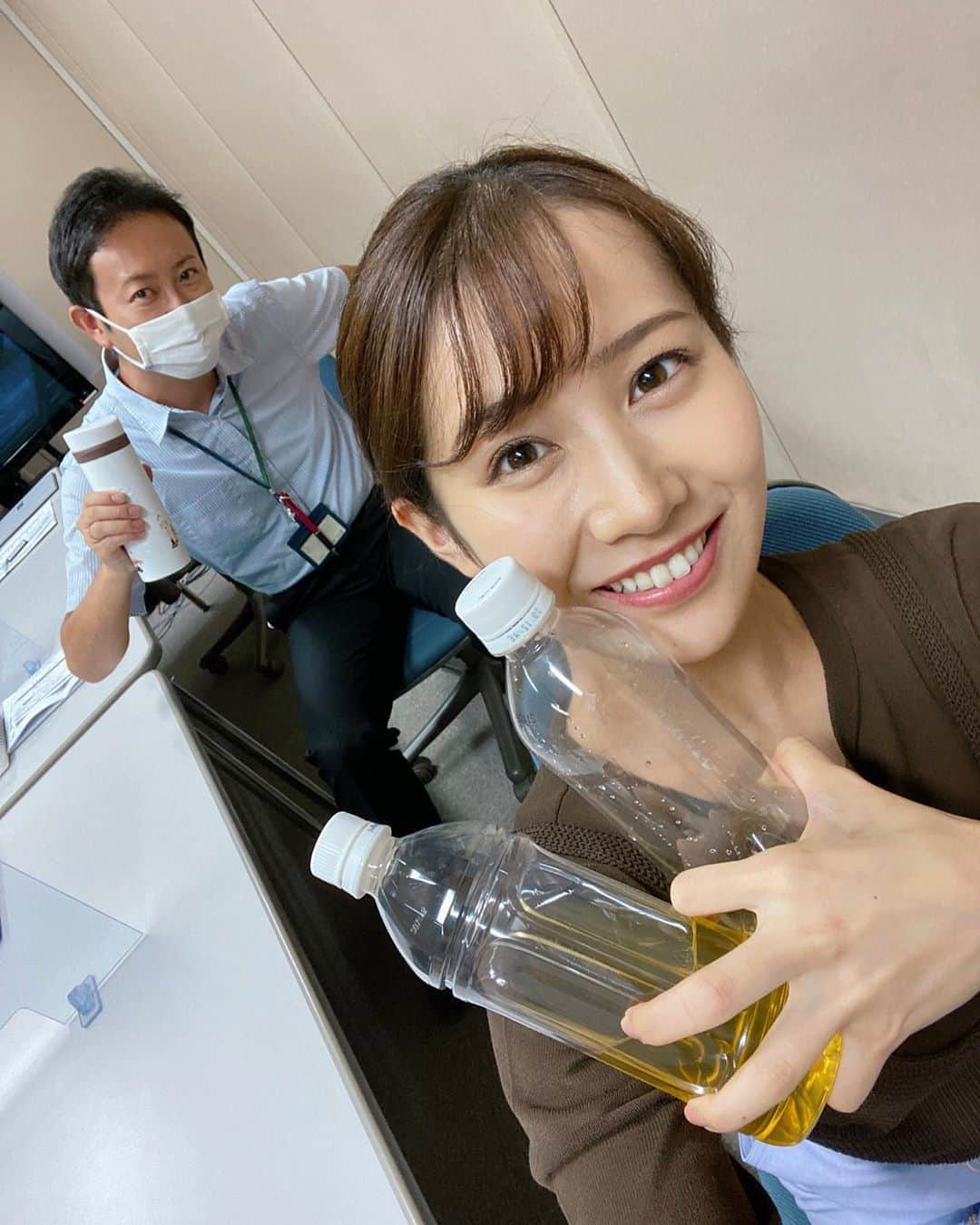 島津咲苗さんのインスタグラム写真 - (島津咲苗Instagram)「最近は500mlのペットボトル2本分を 会社にいる間に飲み切っています。  いつもは水＆炭酸水ですが 今日は気分転換に水＆ジャスミンティー にしてみました(￣▽￣)  暑い日が続き、熱中症が心配です。 自分だけは大丈夫なんて思わずに こまめな水分補給、心がけましょう！ . . . #持ち方 #手の形 #おかしい #エレクトーンをしていたので #指がよく開くのです #メーテレ #アップ #アナウンサー #倉橋友和 アナ #島津咲苗 #熱中症対策 #熱中症注意 #愛知 #熱中症警戒アラート」8月13日 19時44分 - sanae_shimazu