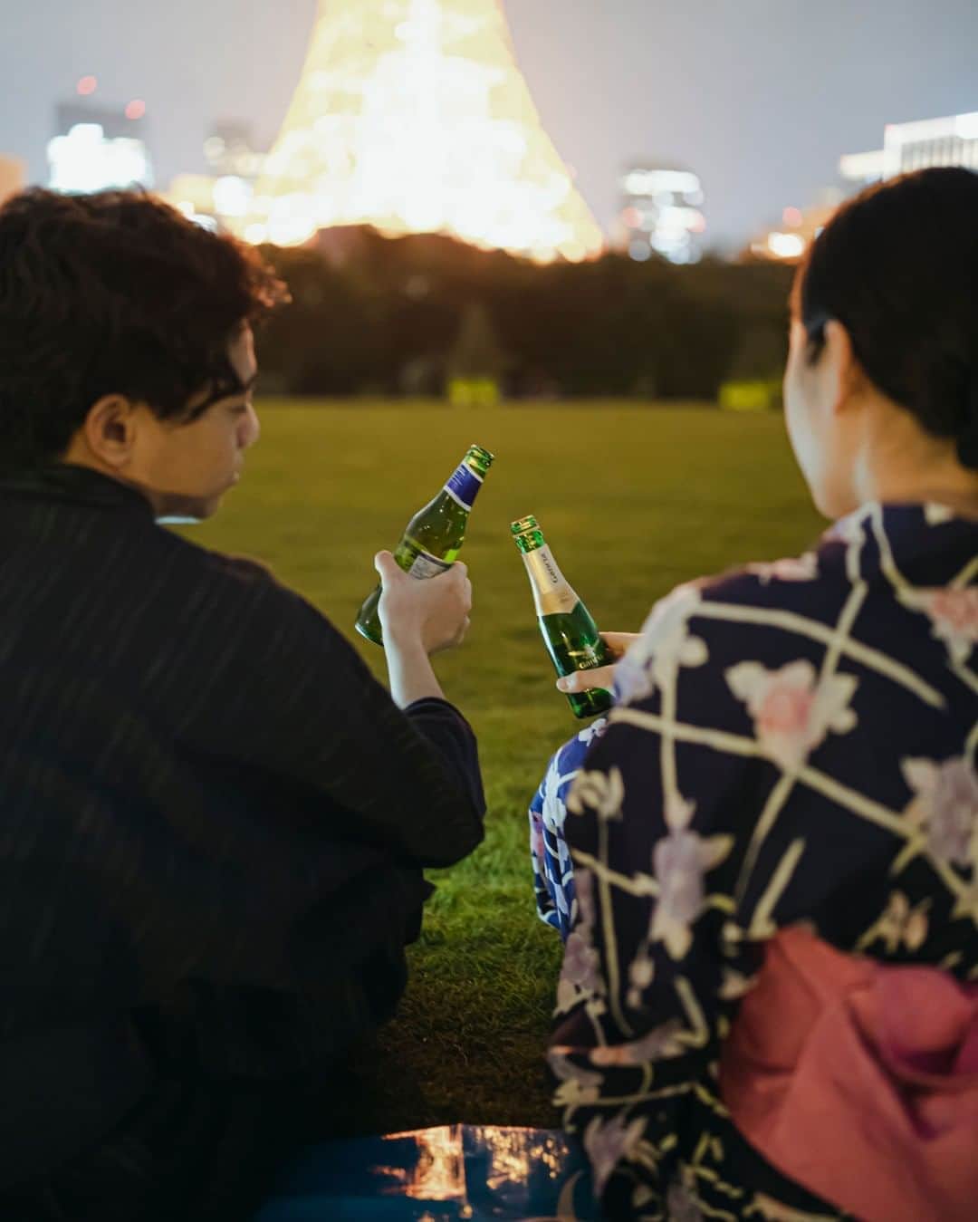 ザ・プリンス パークタワー東京さんのインスタグラム写真 - (ザ・プリンス パークタワー東京Instagram)「芝生の上で、煌めく東京タワーを眺めながらピクニックを。 広い空のした、夏の空気を感じながらくつろぎませんか？  プリンス芝公園にて、“夜ピク”イベントを30日(日)まで開催中です。  Enjoy a picnic on the lawn while watching the glittering Tokyo Tower! Come and relax while feeling the summer air under the wide open sky.  At Prince Shiba Park, “Night Picnics”  are being held until August 30th (Sun). ————————————————————— ＜「TOKYO夕涼み2020」Instagramキャンペーン実施中＞ ホテルのアカウントをフォローして、#TOKYO夕涼み2020 で素敵な夕涼みの思い出をシェア！ 抽選で3名さまに、ザ・プリンス パークタワー東京の宿泊ペアチケットなどをプレゼント。 詳しくはプロフィール欄の「SUZUMUSHI CAFÉ」Webサイトをご覧ください。  Share your own images with us by tagging @princeparktowertokyo ————————————————————— #TOKYO夕涼み2020 #MOONLIGHTPARK #SUZUMUSHICAFÉ #nightpicnic #夜ピク #TokyoTower #princeparktower #princehotels #tokyo #japan #beautifulhotels #tokyohotel #shibakoen #akabanebashi #azabujuban #tokyotower #ThePreferredLife #プリンスパークタワー東京 #東京タワー」8月13日 19時54分 - princeparktowertokyo