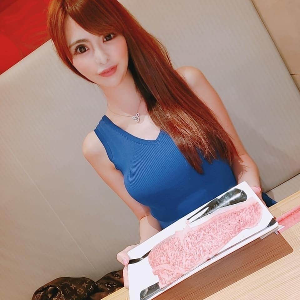 桃瀬えりなのインスタグラム：「焼肉〜💗美味しい😋🍴🎶  お取り寄せしてた、PRADAのネームキーホルダー🔑取りに行ったよ♥可愛い〜😆🎵  #gourmet #yakiniku #prada #harrywinston #rady #follow #followme #焼肉 #グルメ #ネーム入りキーホルダー #いいね返し #フォロー返し」