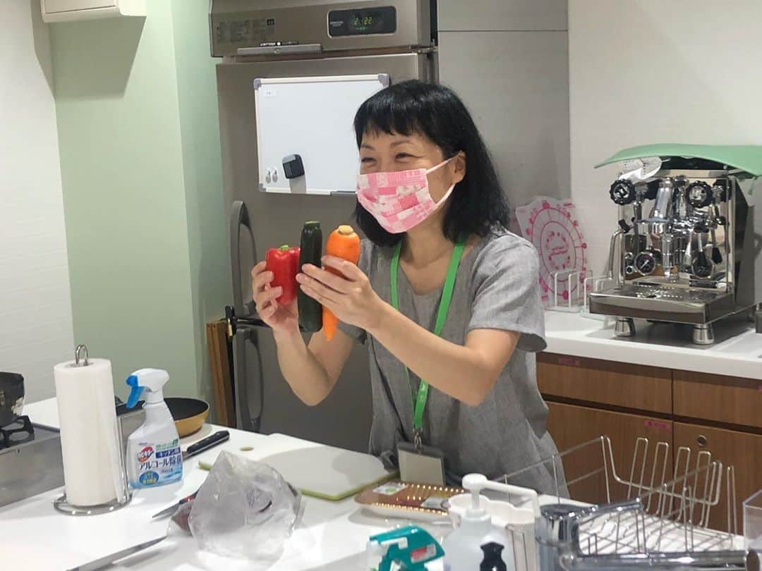 【公式】東京コミュニケーションアート専門学校ECOさんのインスタグラム写真 - (【公式】東京コミュニケーションアート専門学校ECOInstagram)「オープンキャンパスの様子です‼️ ヒューマングレード(人間も食べられる)のワンちゃんのご飯を作りました👍 美味しそうにかきこんで食べてくれてたので安心しました😌  #tca東京eco動物海洋専門学校 #tcaeco #動物 #専門学校 #オープンキャンパス #ペットカフェ #ペット #犬 #ごはん #ヒューマングレード #進路」8月13日 19時50分 - tca_eco
