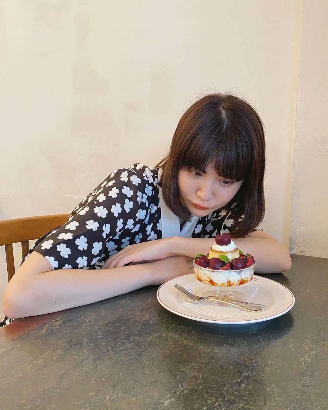 村田倫子さんのインスタグラム写真 - (村田倫子Instagram)「お姫さまのようなプリン🍮 甘いものは、いつだって味方です。  @tabiiro さんにて、スイーツに焦点をあてた、新しい連載がはじまりました🍭甘いものに想いを馳せながら、文を紡ぐのは楽しいなぁ…。  ☞ https://tabiiro.jp/article/528/」8月13日 19時55分 - rinco1023