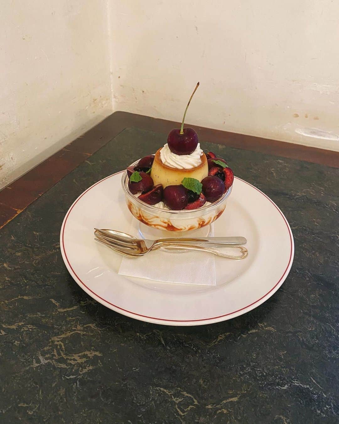 のインスタグラム：「お姫さまのようなプリン🍮 甘いものは、いつだって味方です。  @tabiiro さんにて、スイーツに焦点をあてた、新しい連載がはじまりました🍭甘いものに想いを馳せながら、文を紡ぐのは楽しいなぁ…。  ☞ https://tabiiro.jp/article/528/」