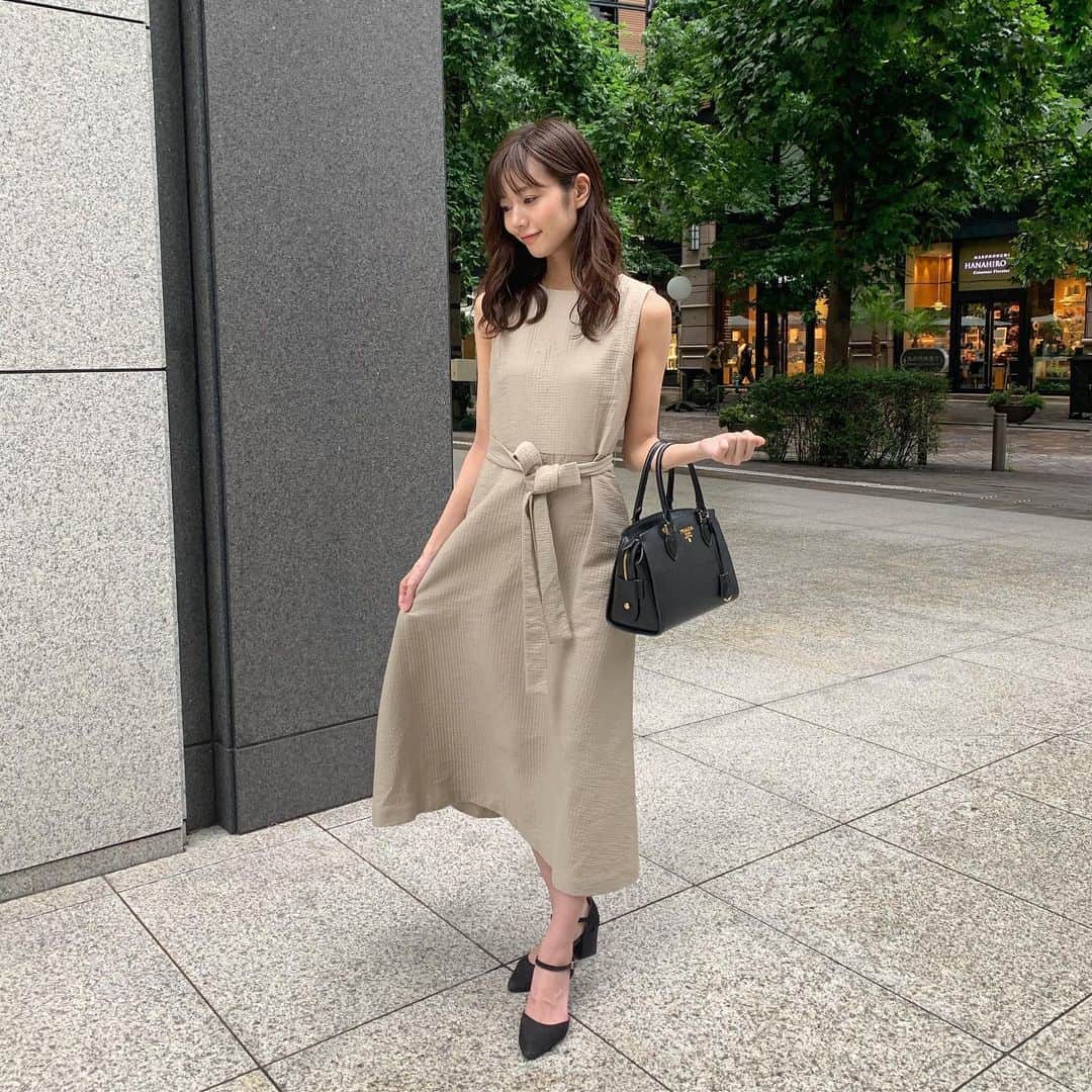 杉浦みずきのインスタグラム：「. 好きなワンピーススタイル❤︎ 生地が上品で可愛い ・ ・ #ワンピース #ワンピーススタイル #ベージュコーデ」
