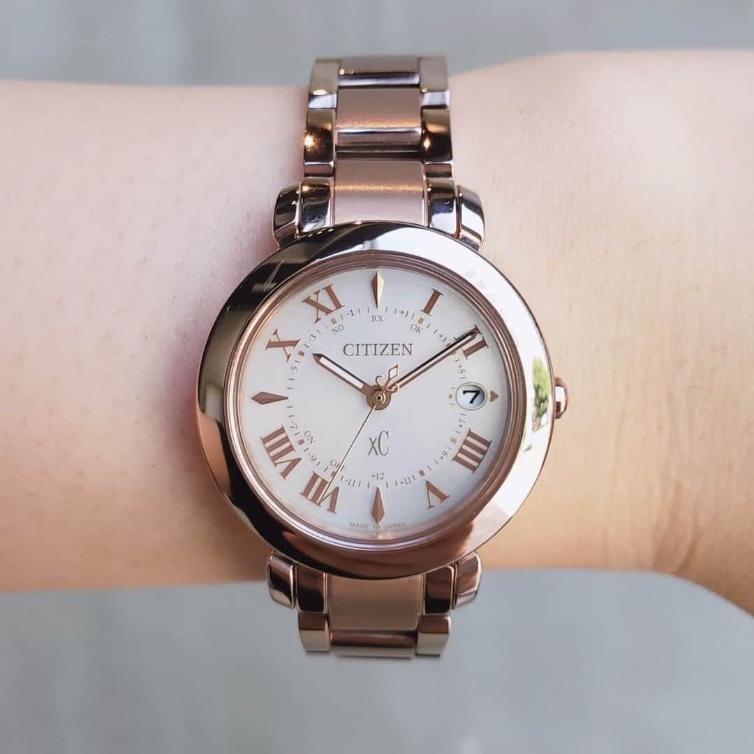 CITIZEN（シチズン時計）さんのインスタグラム写真 - (CITIZEN（シチズン時計）Instagram)「夏ですが、サクラピンク🌸が人気です。 ・ 女性の肌を明るく、美しく魅せる『CITIZEN xC（クロスシー）』サクラピンク。 ・ サクラピンクはシチズン独自のピンク。 ・ ピンクゴールドより落ち着きのある大人のピンクで、実際にお使いいただいている方からは「どんなコーディネートにも合わせやすい！」とよくお褒めいただきます！ ・ 忙しい毎日を送る女性には嬉しいポイントですよね✨ ・ 光発電エコ・ドライブ電波時計なので、電池が突然切れたり、時刻がずれる心配もない点も頼もしいポイント。 ・ 意外と便利なのが、3時位置の日付表示。ちゃんと月末（30日/31日）のズレも自動で直してくれるので、いつでも正確な日付が表示され、スマホで確認しなくても良いのもスマートなんです✨ ・ バンドもスーパーチタニウムなので、ステンレスより軽く、肌に優しく、キズに強いのも嬉しい🌿 ・ 忙しい女性の毎日を、そっとサポートする『シチズン クロスシー』。 ・ デザインバリエーションも豊富なので、「クロスシー　スペシャルサイト」でぜひチェックしてみてくださいね✨ ・ 商品の詳細はプロフィール　@citizenwatchjp ストーリーズのリンクよりどうぞ！ ・ 【時計　シチズン　クロスシー　ES9444-50A　¥85,800(税込) (税抜価格 ¥78,000)】 ・ #citizenwatch #citizen #betterstartsnow #ecodrive #watch #instawatch #instalike #instafashion #時計 #腕時計 #シチズン #wristwatch #春小物 #腕時計くら部 #腕時計大好き #クロスシー #シチズンクロスシー #citizenxc #sakurapink #マイシチズン #オフィスコーデ #夏コーデ #サクラ #サクラピンク　#手元倶楽部 　#自分へのご褒美 #夏小物 　#ピンク好きな人と繋がりたい #大人のピンクコーデ　#夏コーデ」8月13日 19時58分 - citizenwatchjp