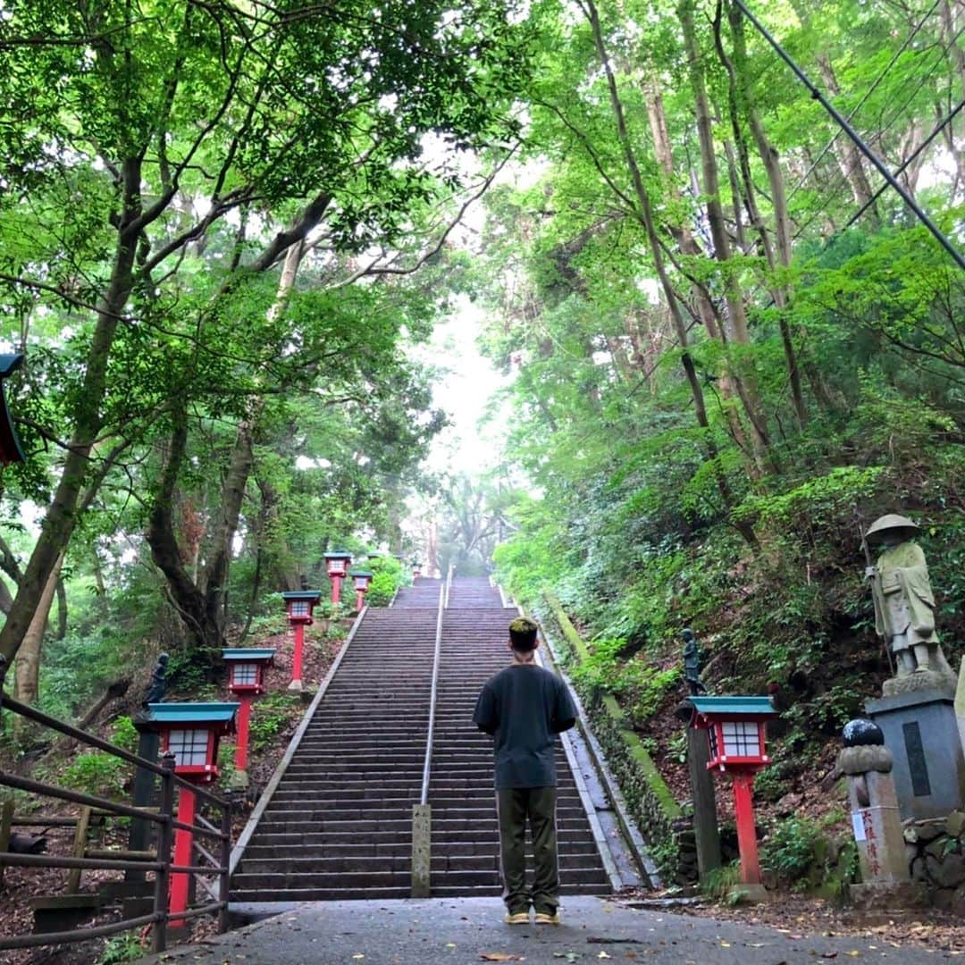 MABU（マブ）さんのインスタグラム写真 - (MABU（マブ）Instagram)「恋のディスタンスの撮影で地元の素晴らしさ、心があったかくホッとする感じをすごく感じた🌞✨最近心がすっからかんだったから感度上がってたのかも💯 高尾山はガッツリ地元だから俺にとってパワスポなんだ💆‍♂️みんなもあんだろ？そんな素敵な地元が✨そんな気持ちを重ね合わせて聴いて欲しい🤟🏽更なる夢に一歩ずつこの階段の様に自分の足で歩いてこ🦍ウホウホ . #恋のディスタンス #オフショット #あげてくね #MABU #八王子 #高尾山 #Htownconnection」8月13日 19時59分 - mabu_mb