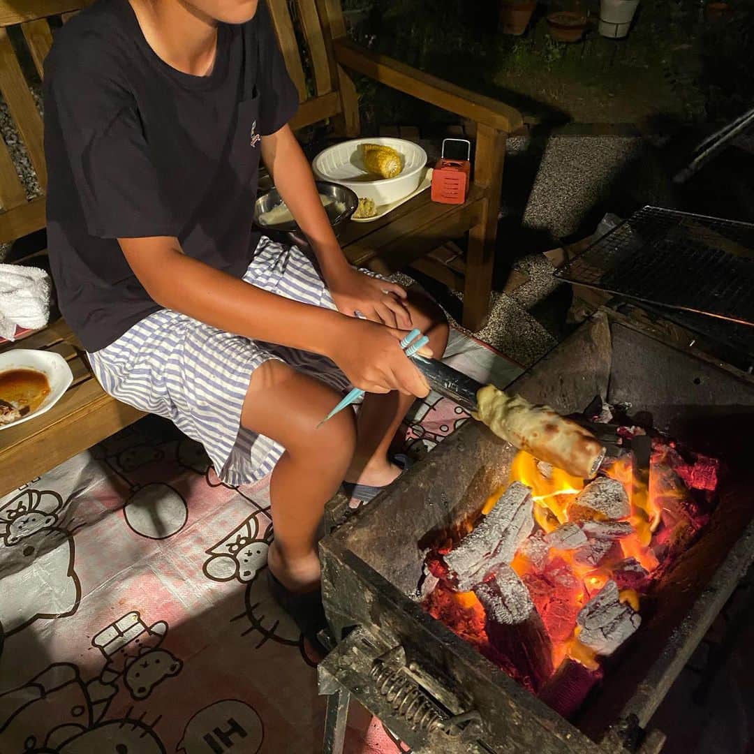 こまけいこさんのインスタグラム写真 - (こまけいこInstagram)「BBQ決行。  車で10分の実家なんだけど、めっちゃ自然の中なので気温が違う！ 気持ち涼しいよ。 耐えられる。  家族と話すのは久しぶり。 姪っ子がバームクーヘンずっと焼いてるのがシュール。」8月13日 19時59分 - komagomaya