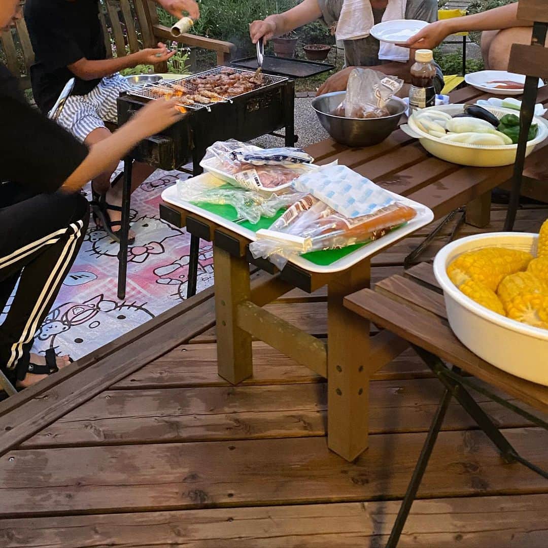 こまけいこさんのインスタグラム写真 - (こまけいこInstagram)「BBQ決行。  車で10分の実家なんだけど、めっちゃ自然の中なので気温が違う！ 気持ち涼しいよ。 耐えられる。  家族と話すのは久しぶり。 姪っ子がバームクーヘンずっと焼いてるのがシュール。」8月13日 19時59分 - komagomaya