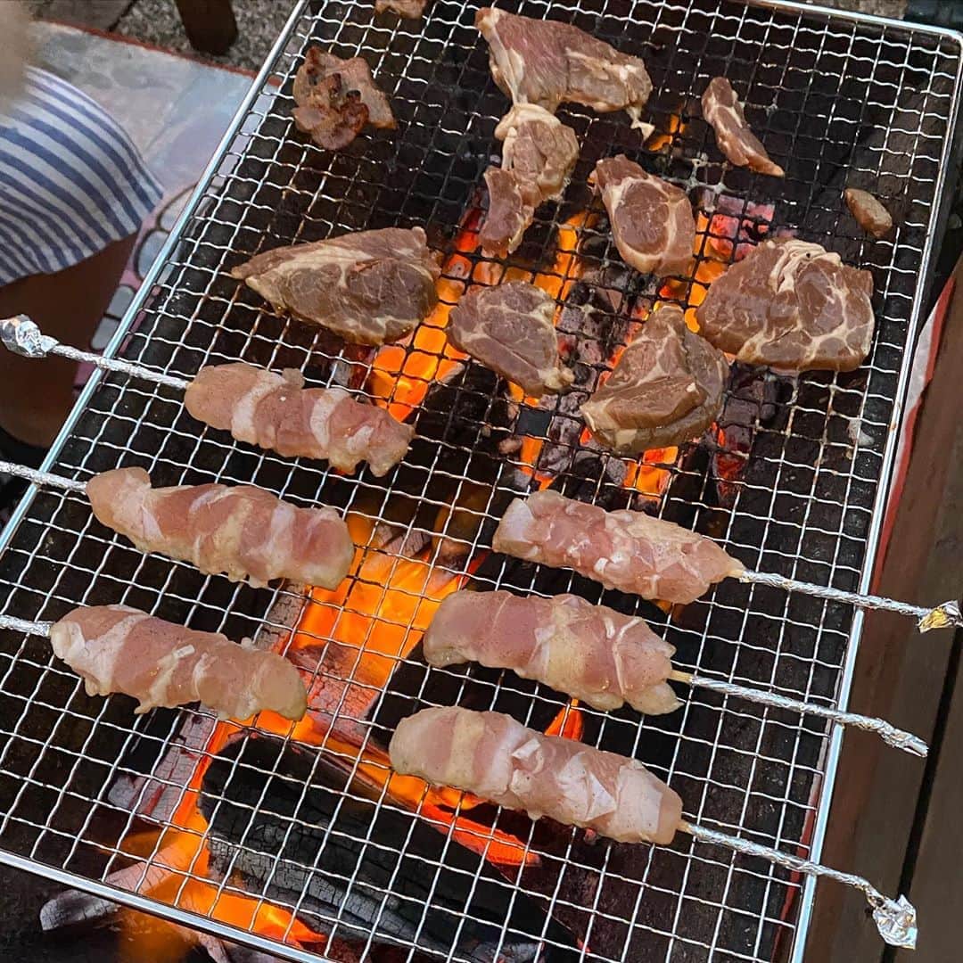 こまけいこのインスタグラム：「BBQ決行。  車で10分の実家なんだけど、めっちゃ自然の中なので気温が違う！ 気持ち涼しいよ。 耐えられる。  家族と話すのは久しぶり。 姪っ子がバームクーヘンずっと焼いてるのがシュール。」